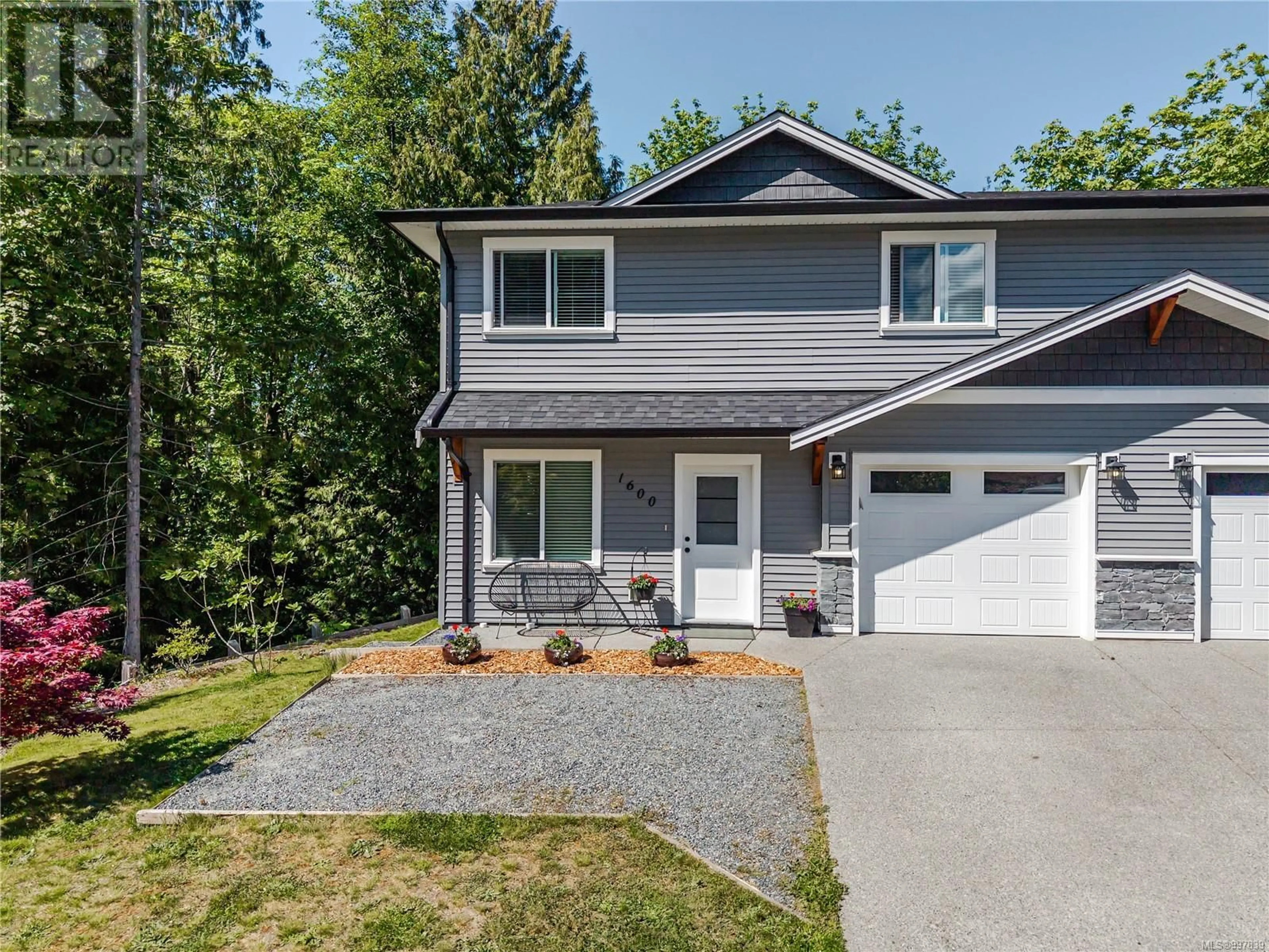 Home with vinyl exterior material, street for 1600 ROBERTA ROAD SOUTH, Nanaimo British Columbia V9X0B6