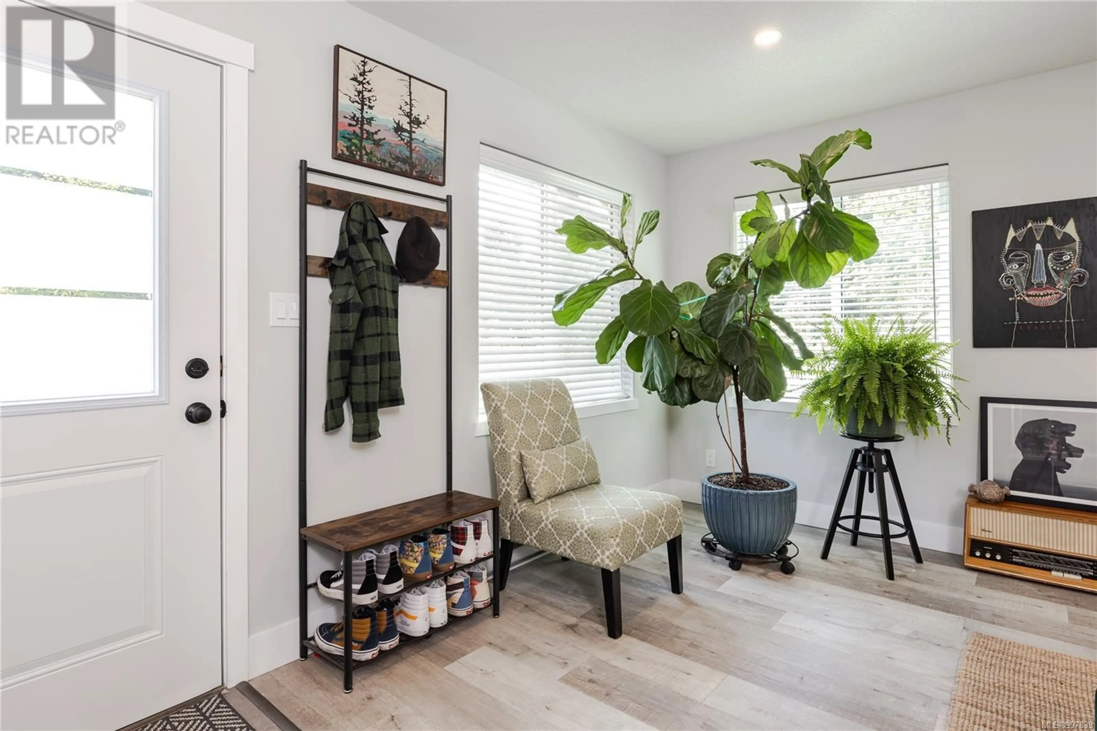 Indoor entryway for 1600 ROBERTA ROAD SOUTH, Nanaimo British Columbia V9X0B6