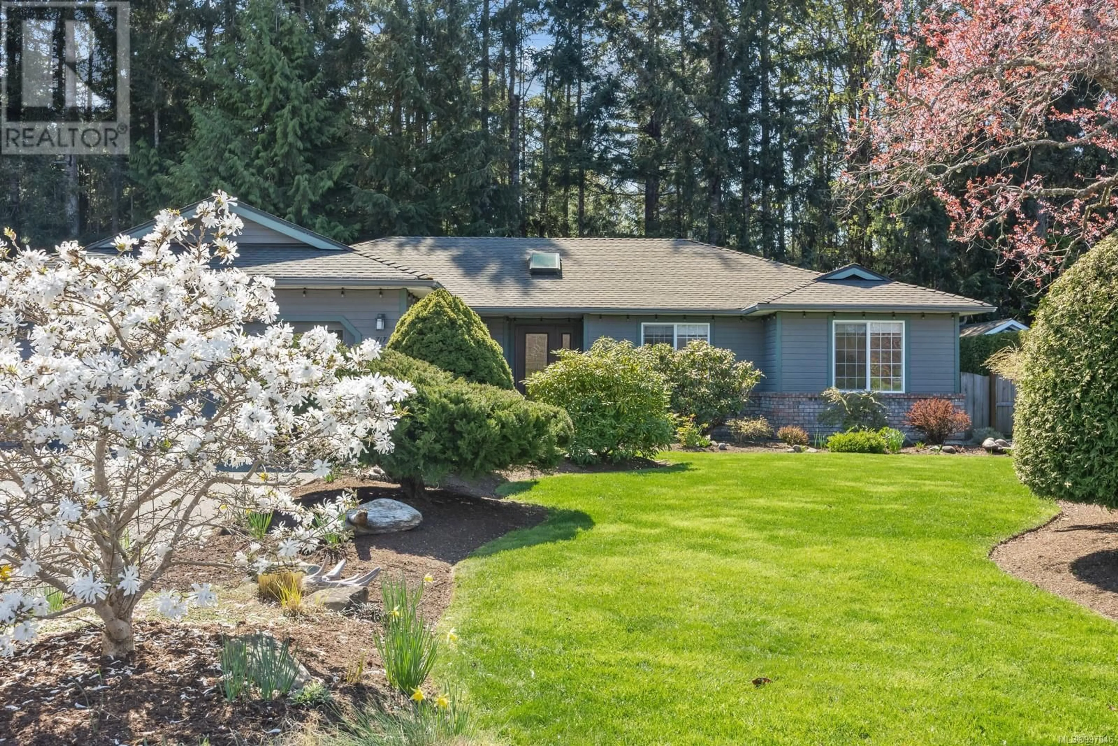 Home with vinyl exterior material, unknown for 717 REDWOOD DRIVE, Qualicum Beach British Columbia V9K2J2