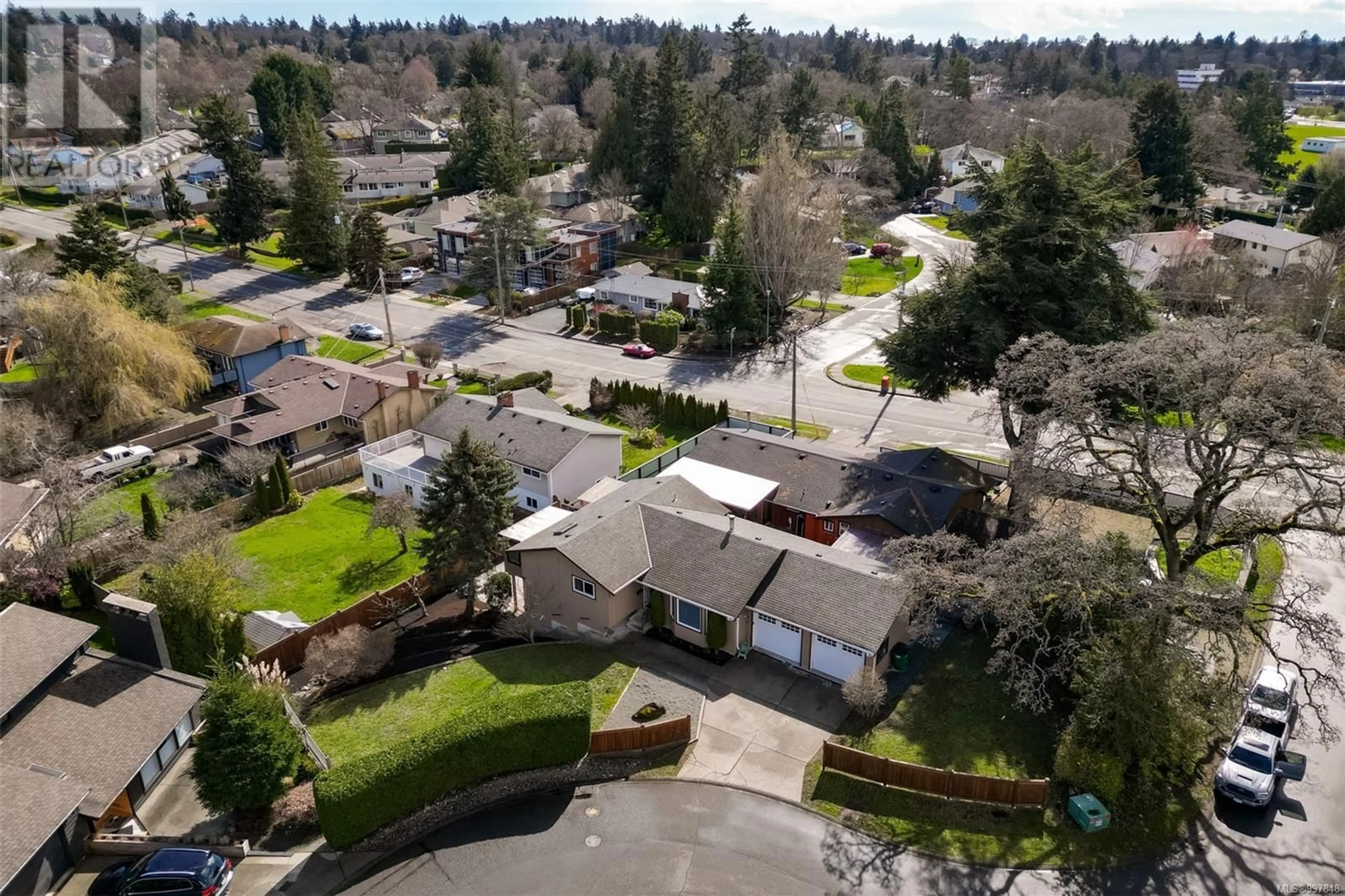 A pic from outside/outdoor area/front of a property/back of a property/a pic from drone, street for 1235 ASTRA PLACE, Saanich British Columbia V8P5N5