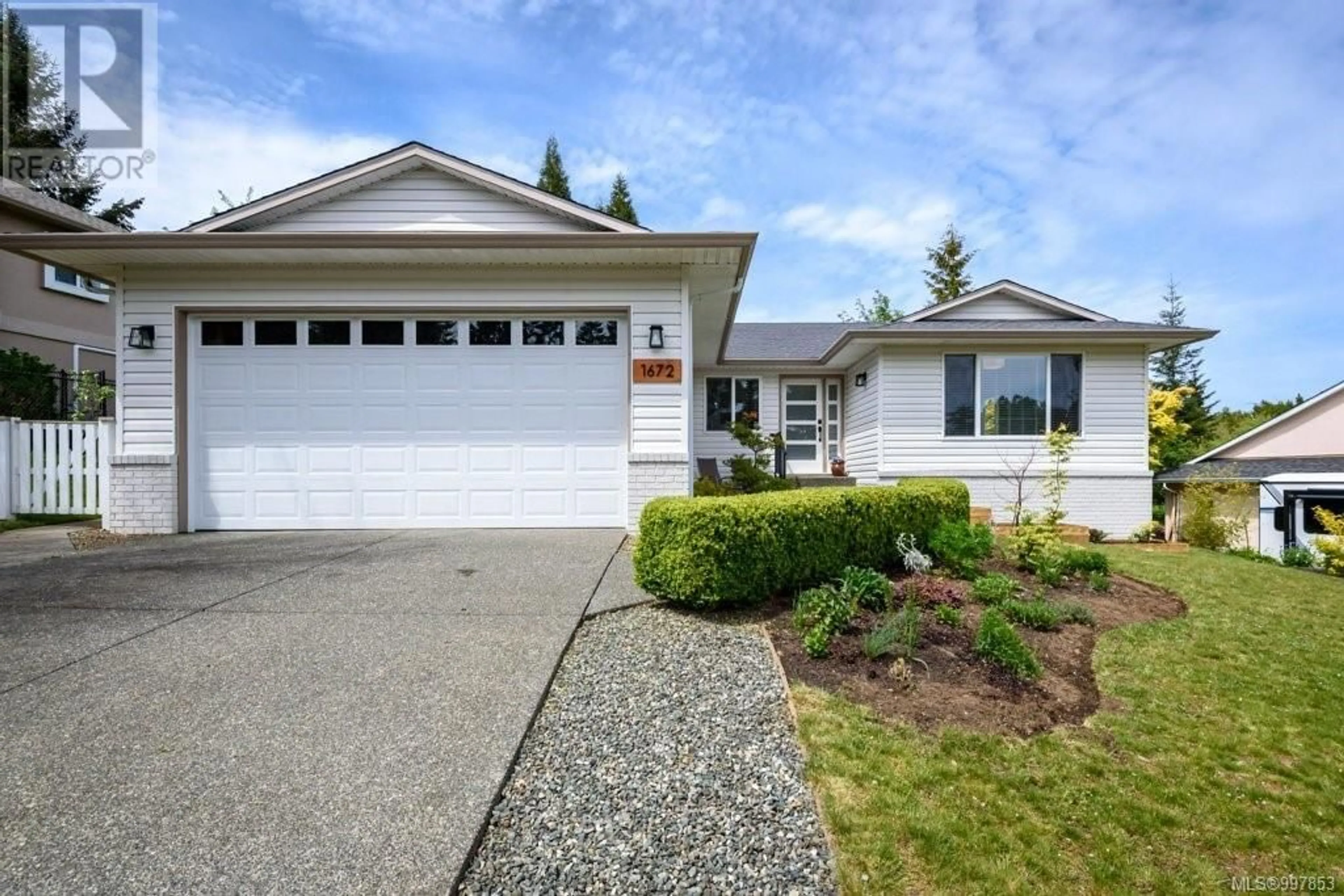 Home with vinyl exterior material, street for 1672 VALLEY VIEW DRIVE, Courtenay British Columbia V9N9A7