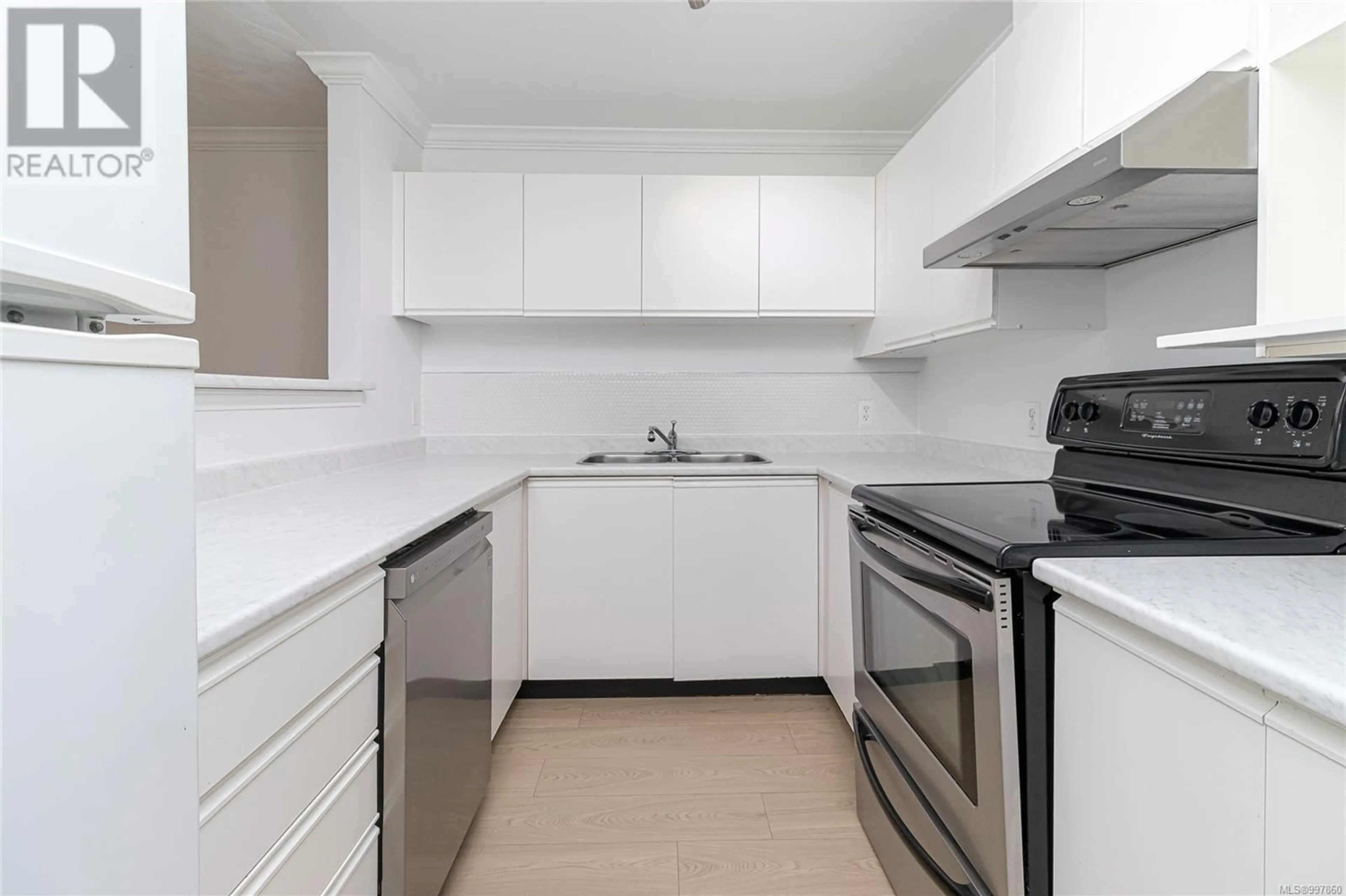 Standard kitchen, unknown for 306 - 2647 GRAHAM STREET, Victoria British Columbia V8T3Y8
