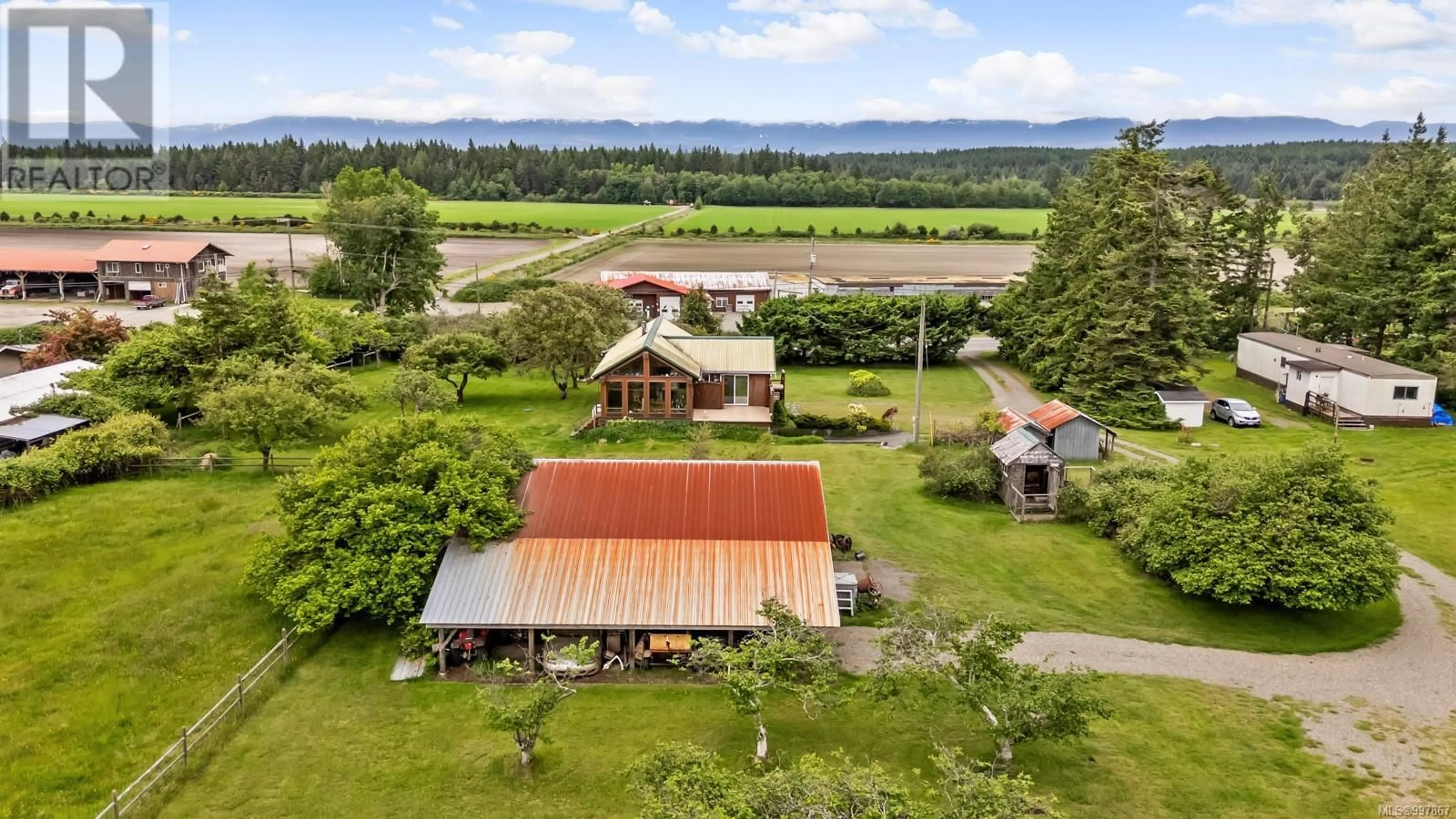 A pic from outside/outdoor area/front of a property/back of a property/a pic from drone, unknown for 818 KNIGHT ROAD, Comox British Columbia V9M3T2