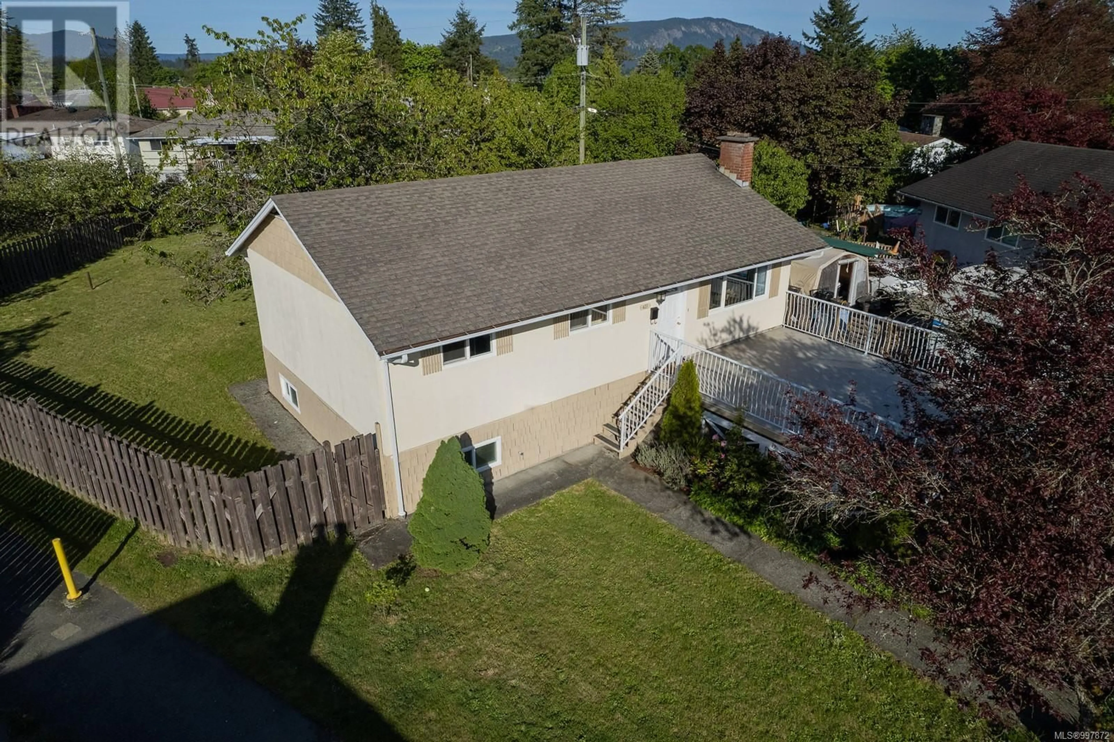 A pic from outside/outdoor area/front of a property/back of a property/a pic from drone, mountain view for 431 PINE AVENUE, Duncan British Columbia V9L1Z3
