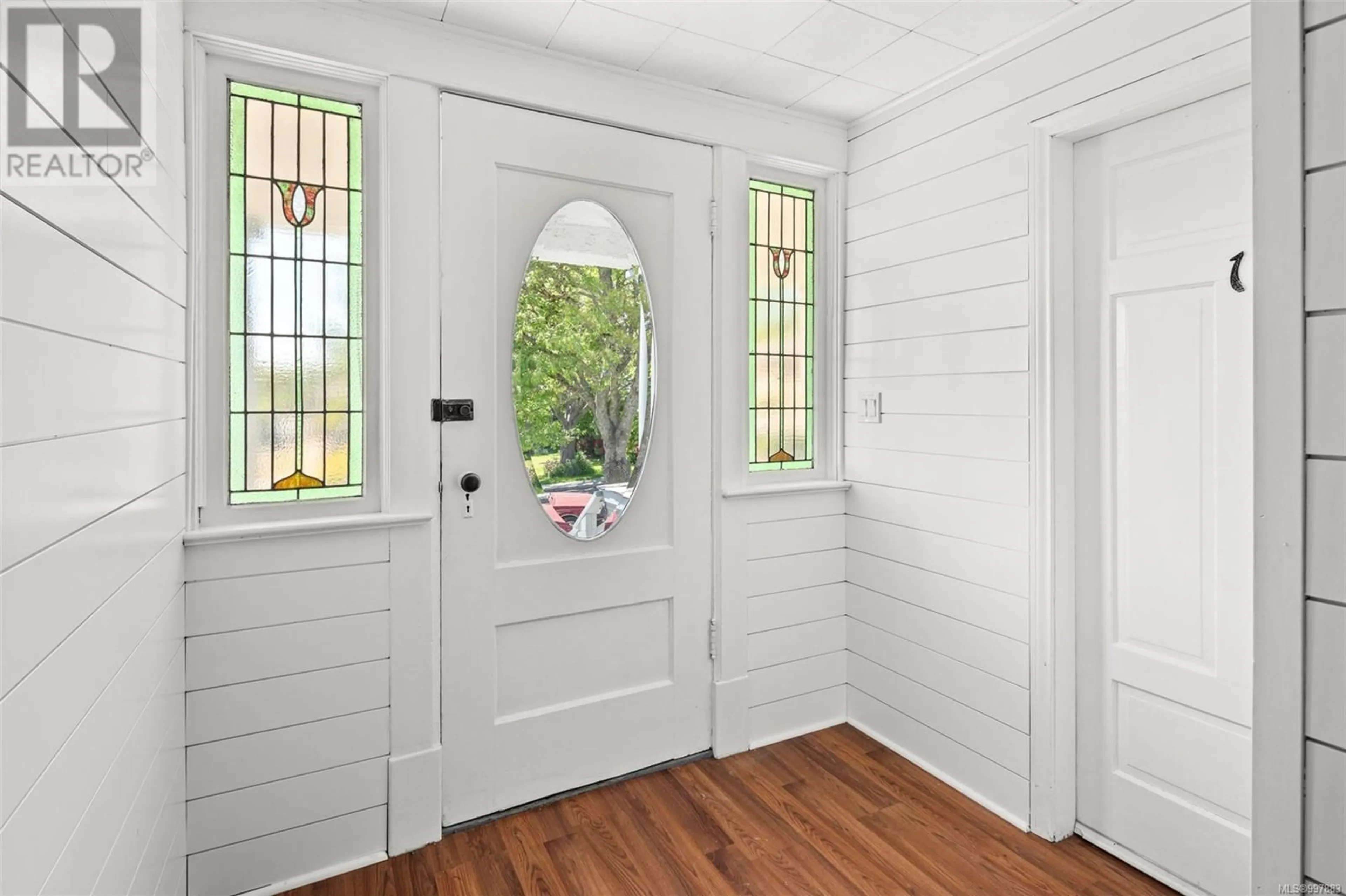 Indoor entryway for 2651 CEDAR HILL ROAD, Victoria British Columbia V8T3H1