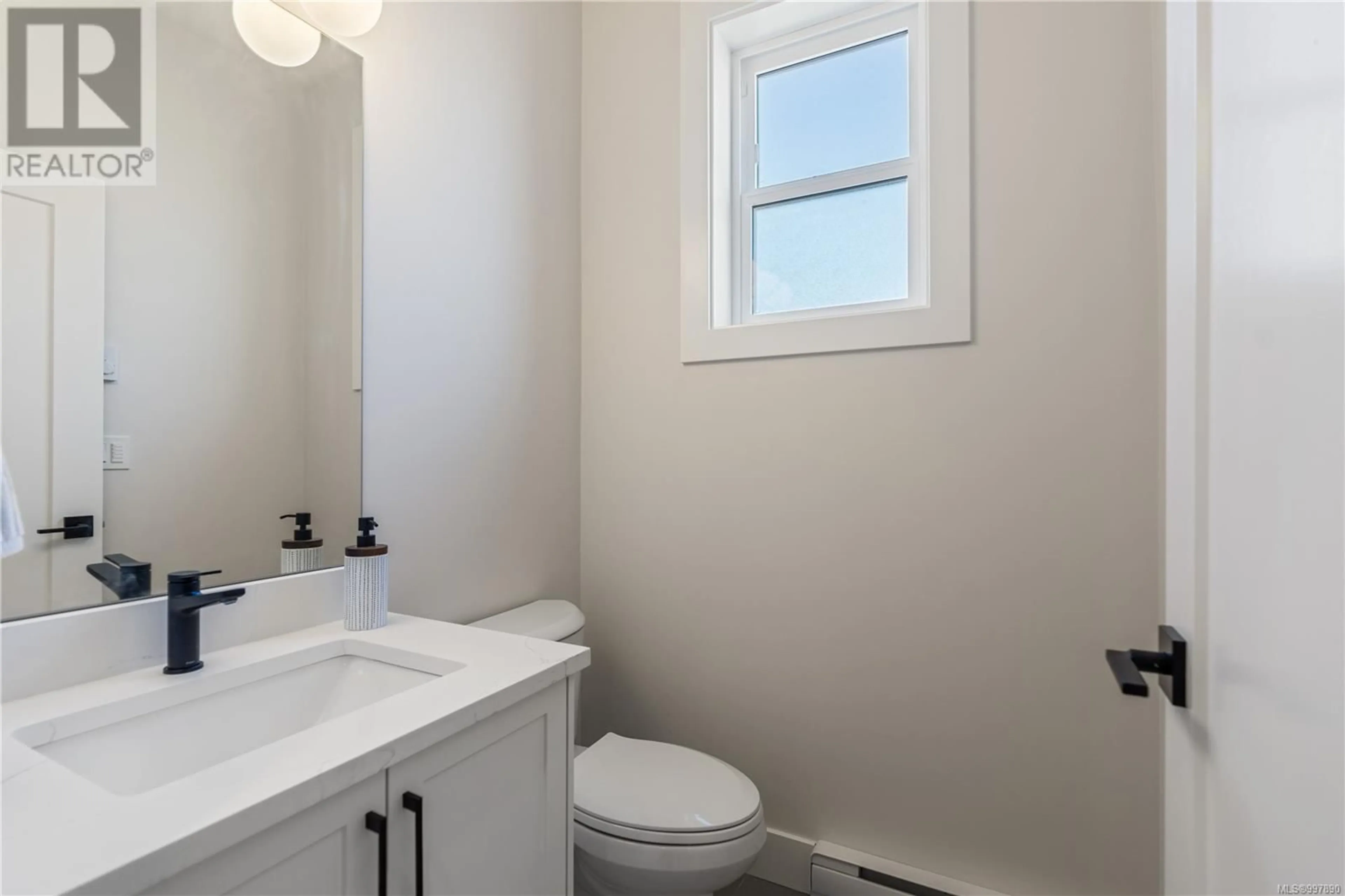 Standard bathroom, ceramic/tile floor for 2 - 910 OLD ESQUIMALT ROAD, Esquimalt British Columbia V9A4X3