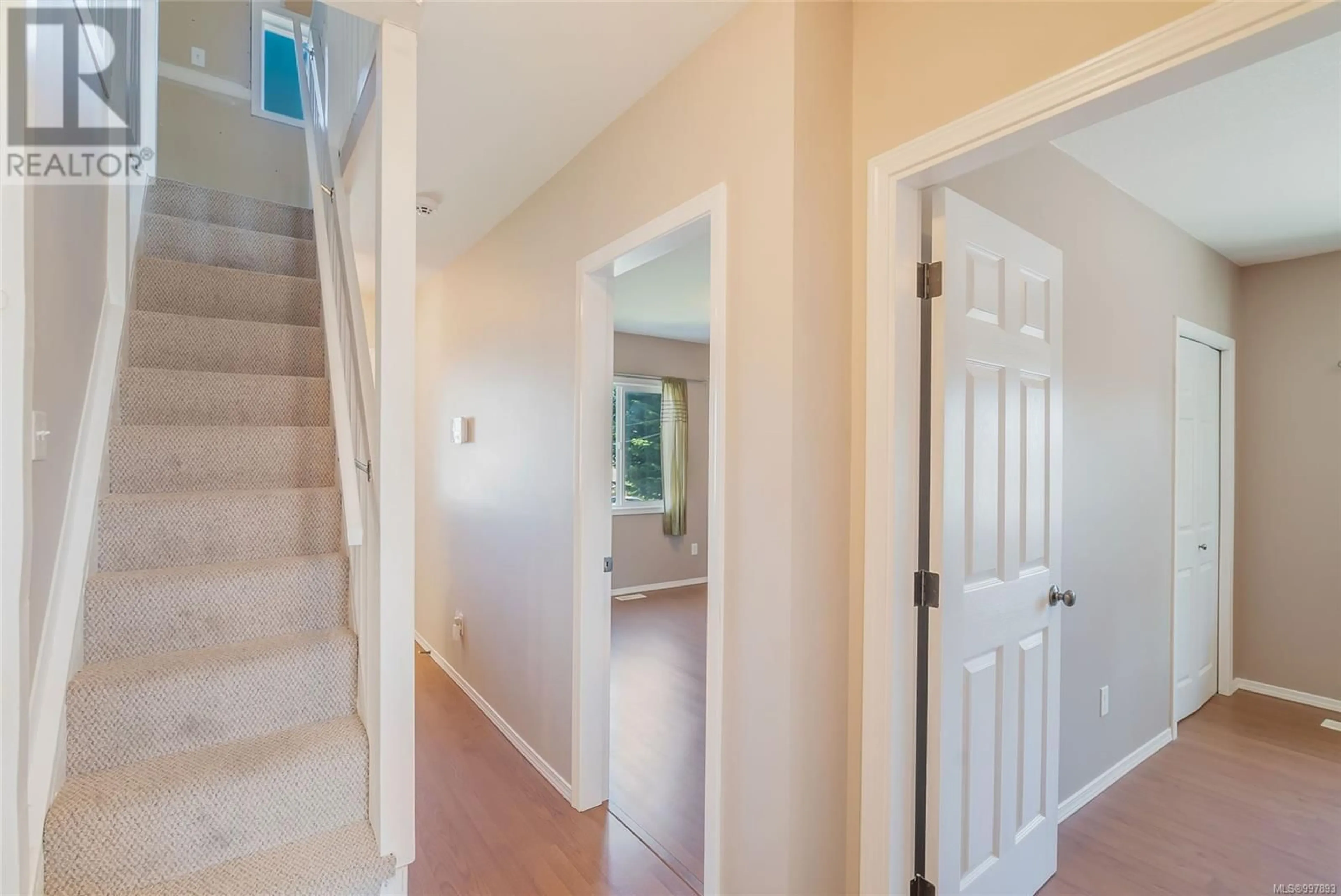 Indoor entryway for 567 DRAKE STREET, Nanaimo British Columbia V9S2S8