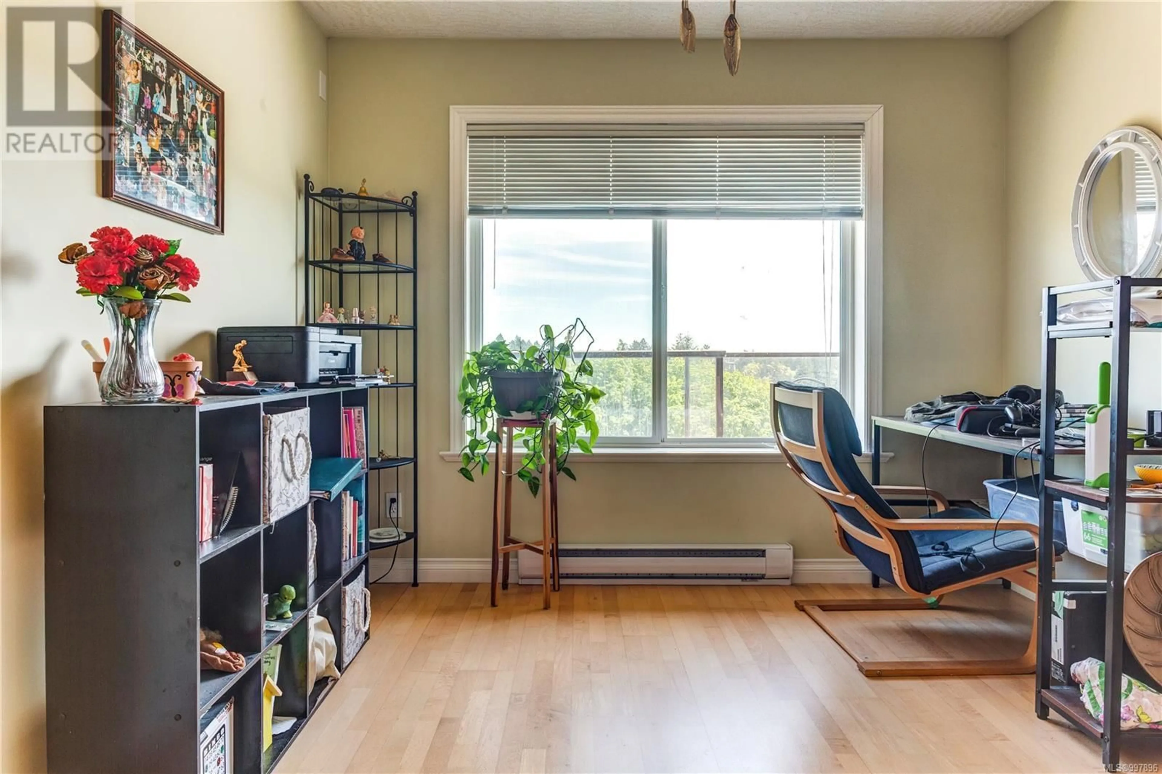 Living room with furniture, wood/laminate floor for 2562 CRYSTALVIEW DRIVE, Langford British Columbia V8R2Z8