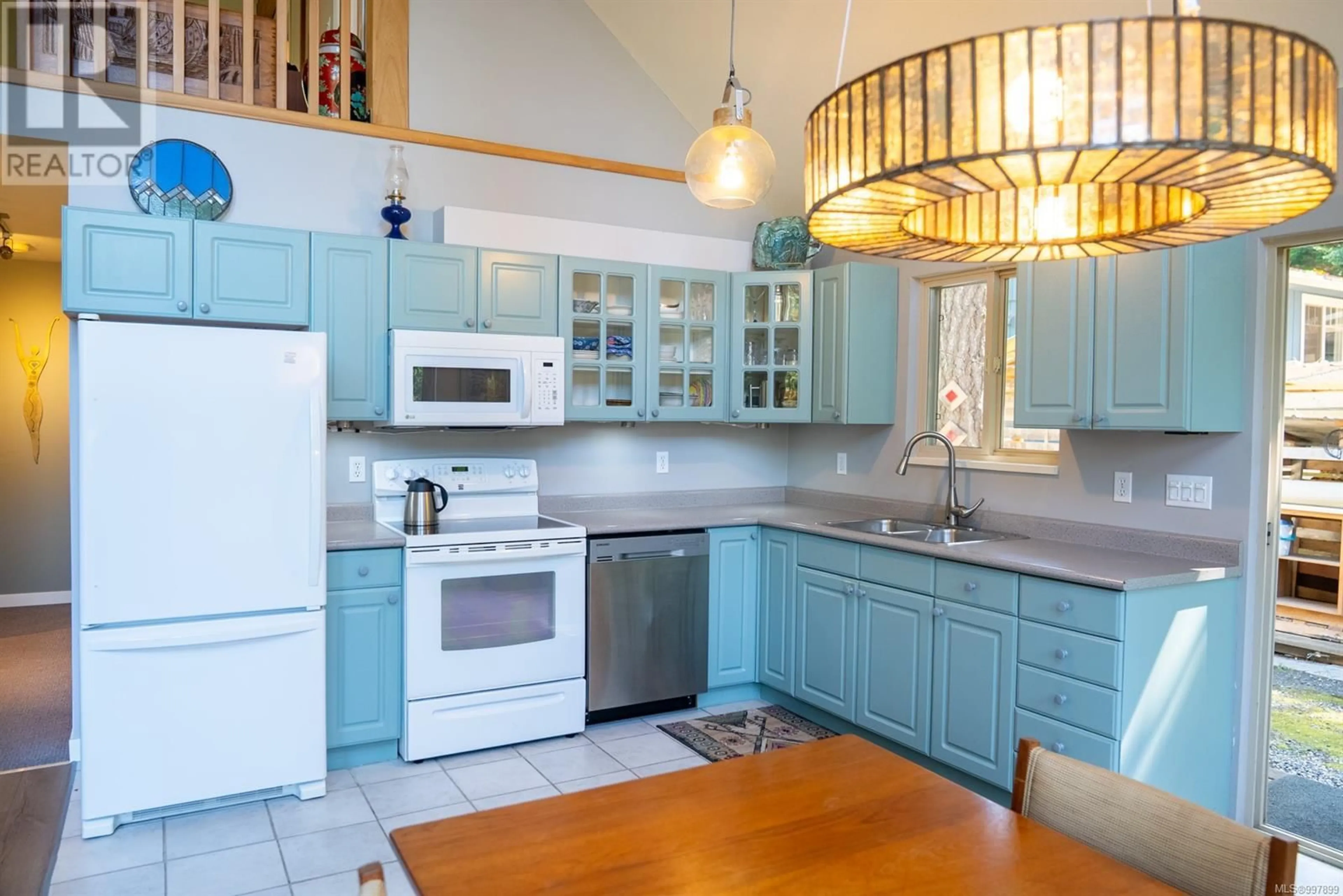Standard kitchen, ceramic/tile floor for 2609 DORY WAY, Pender Island British Columbia V0N2M2