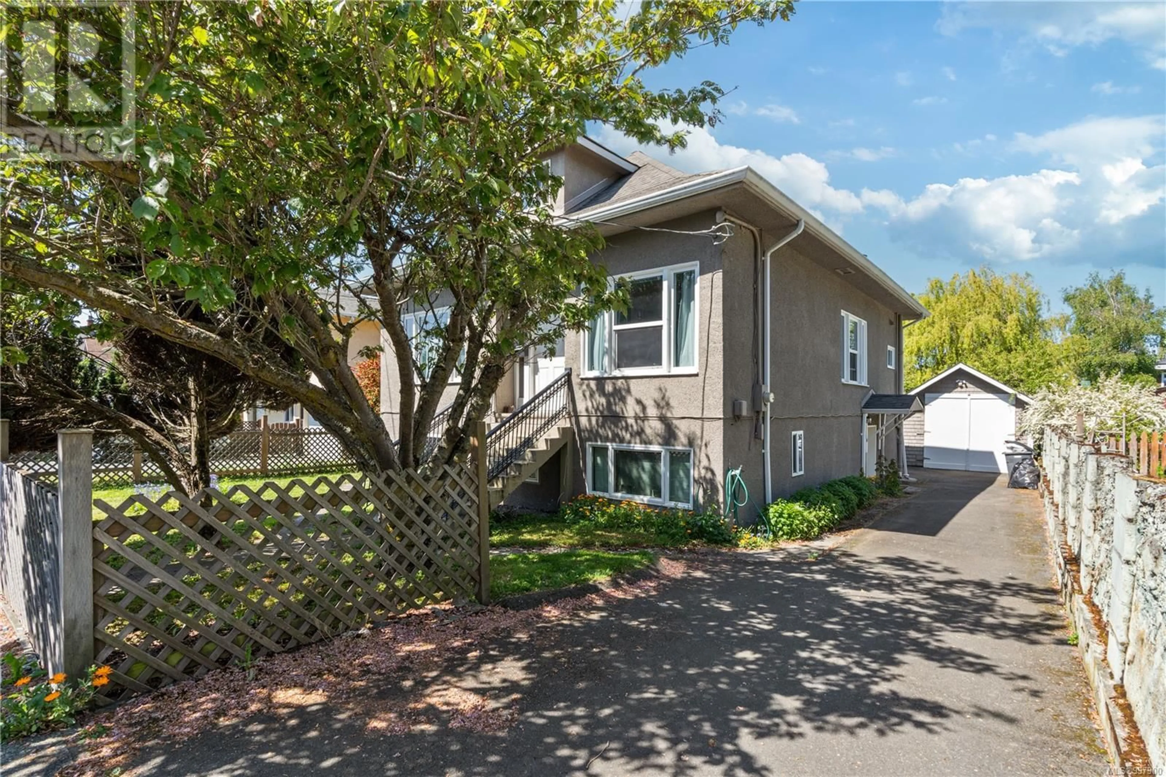 Home with vinyl exterior material, street for 1142 NORTH PARK STREET, Victoria British Columbia V8T1C8