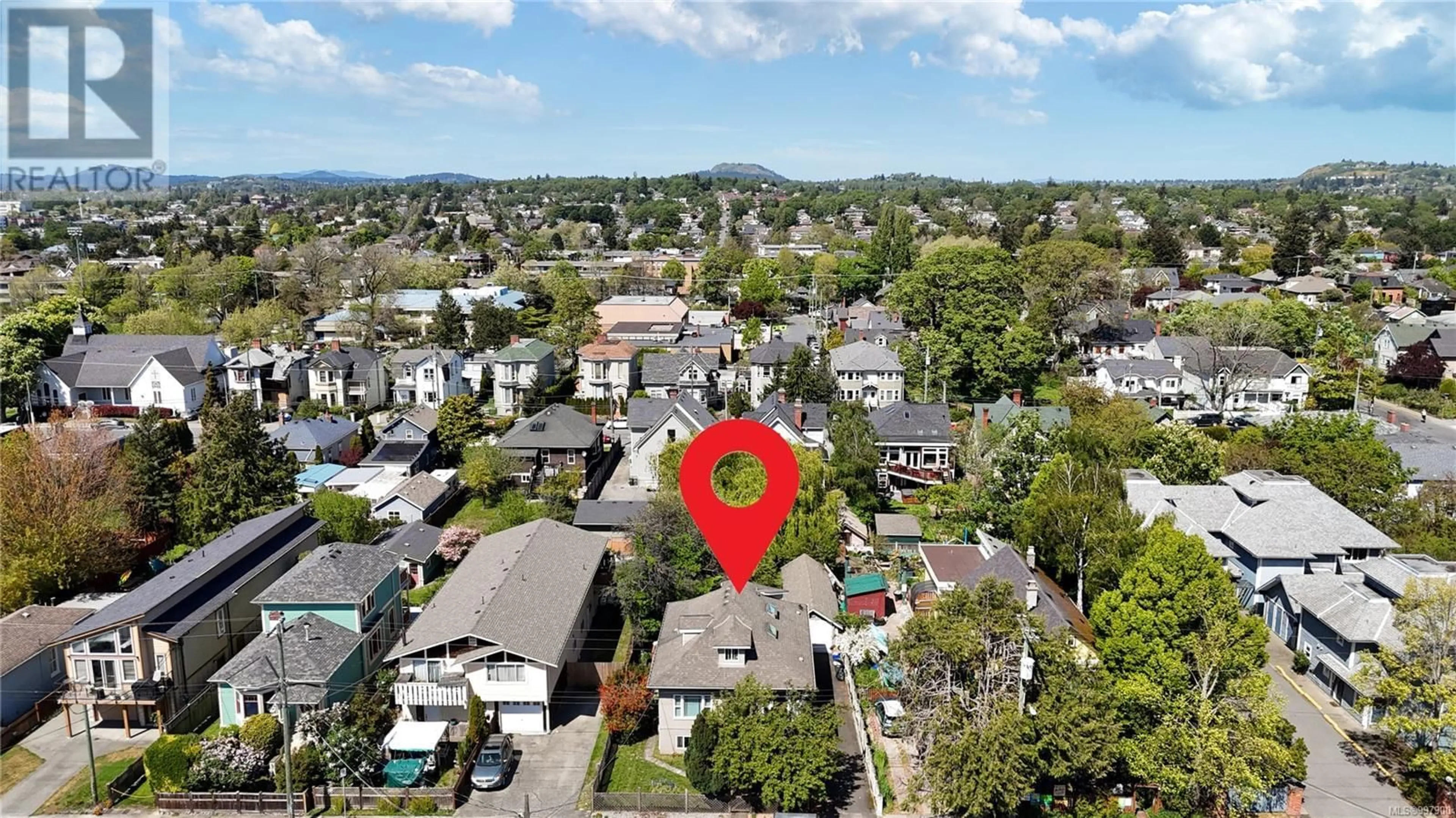 A pic from outside/outdoor area/front of a property/back of a property/a pic from drone, street for 1142 NORTH PARK STREET, Victoria British Columbia V8T1C8