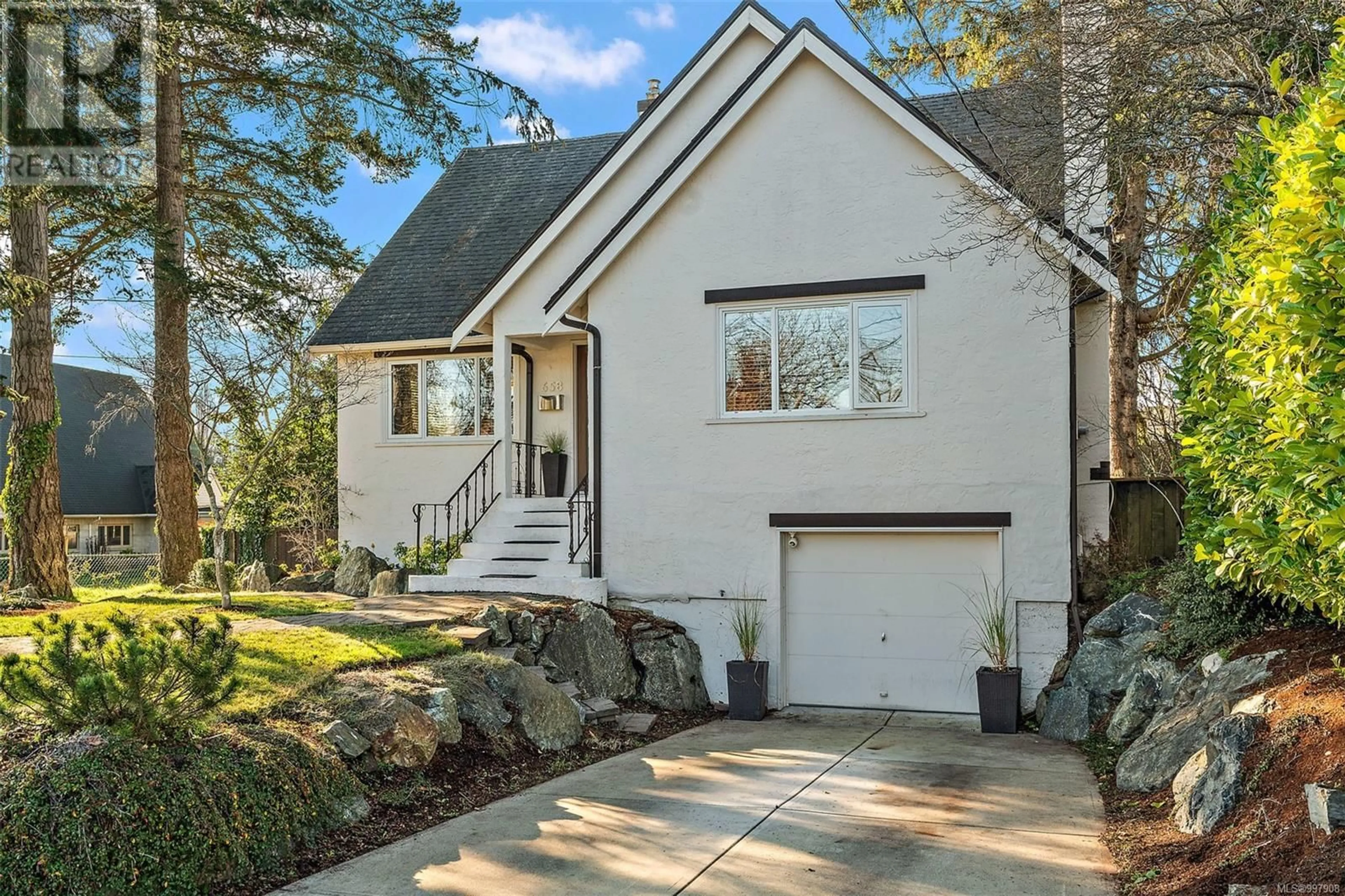 Home with vinyl exterior material, street for 658 RICHMOND AVENUE, Victoria British Columbia V8S3Y7