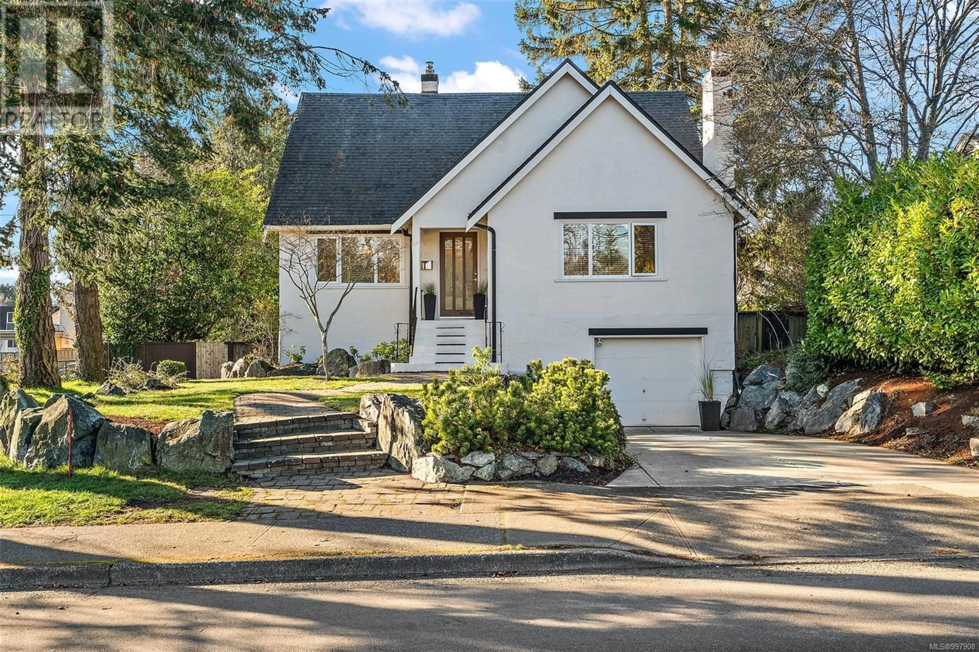 Home with brick exterior material, street for 658 RICHMOND AVENUE, Victoria British Columbia V8S3Y7