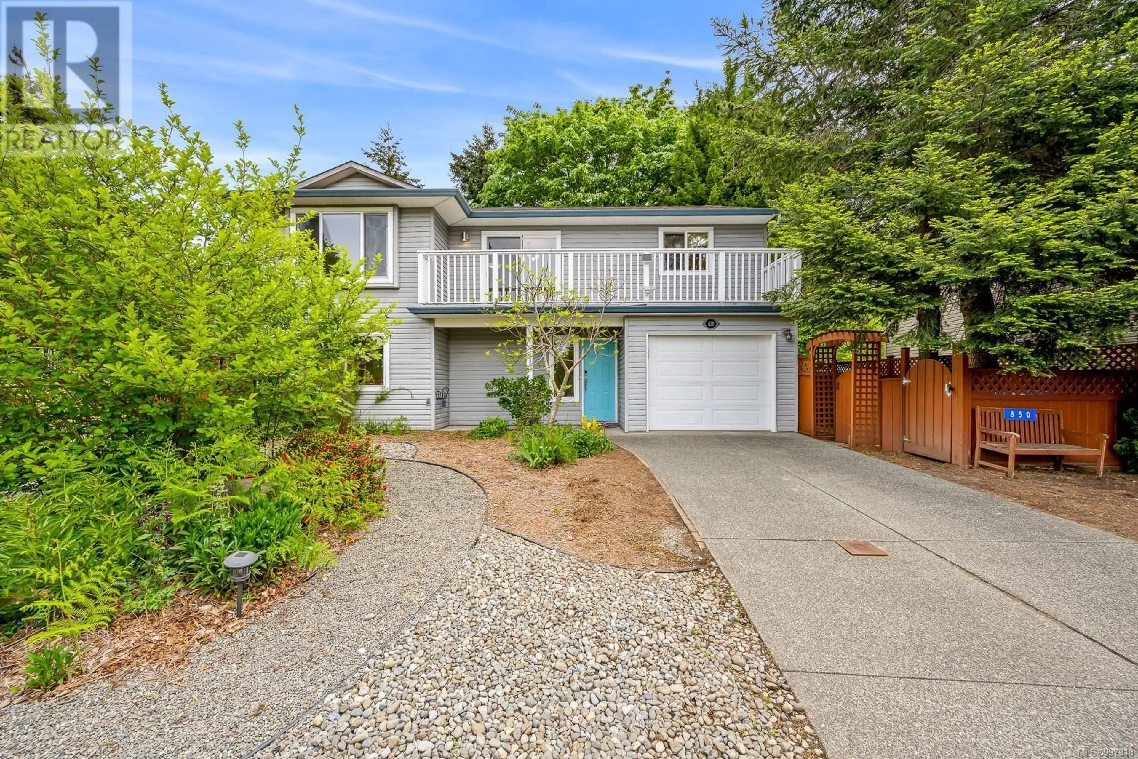 Home with vinyl exterior material, street for 850 WADDINGTON CRESCENT, Courtenay British Columbia V9N9H7