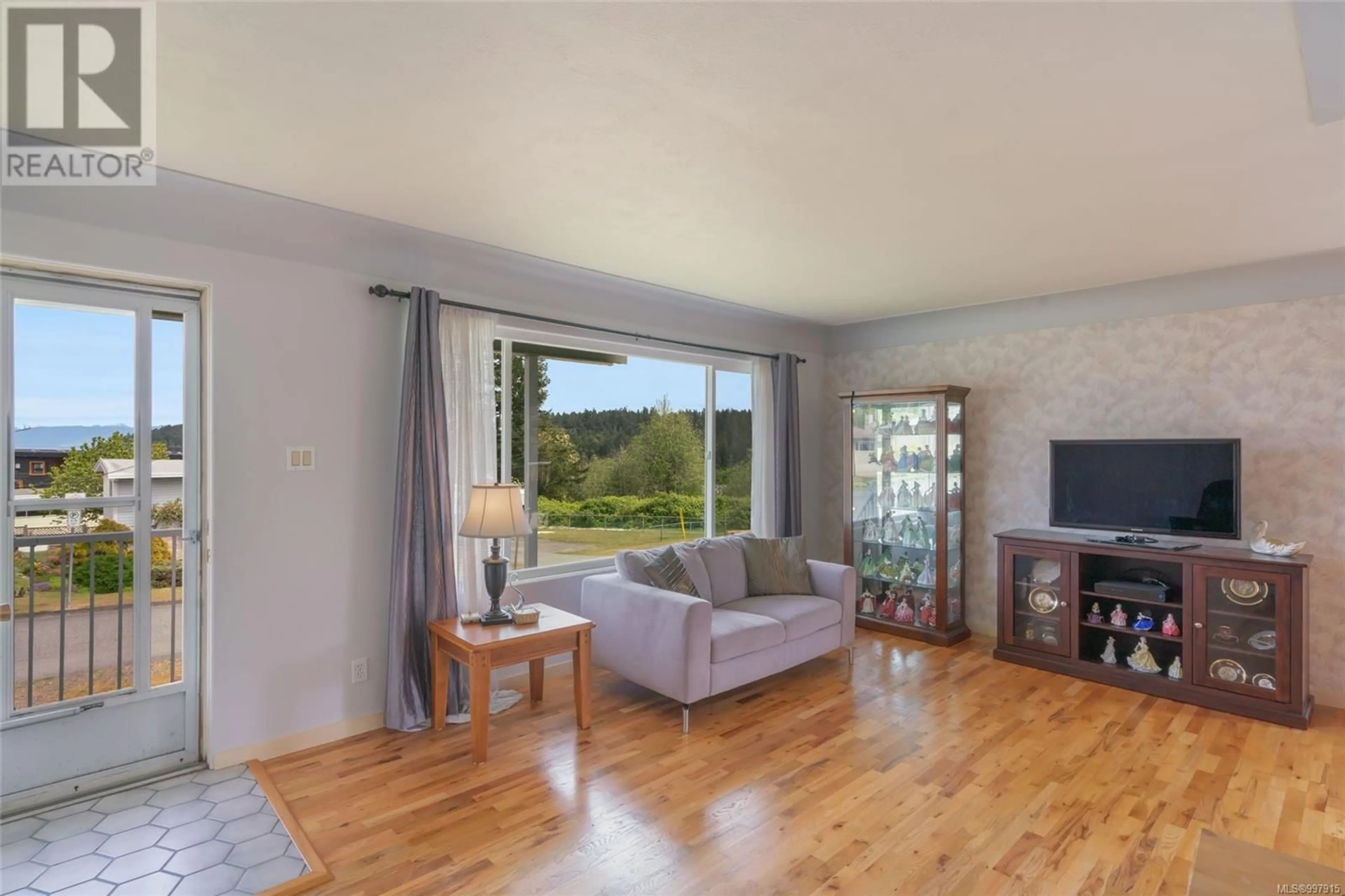 Living room with furniture, wood/laminate floor for 631 HAWKINS STREET, Nanaimo British Columbia V9S2V5