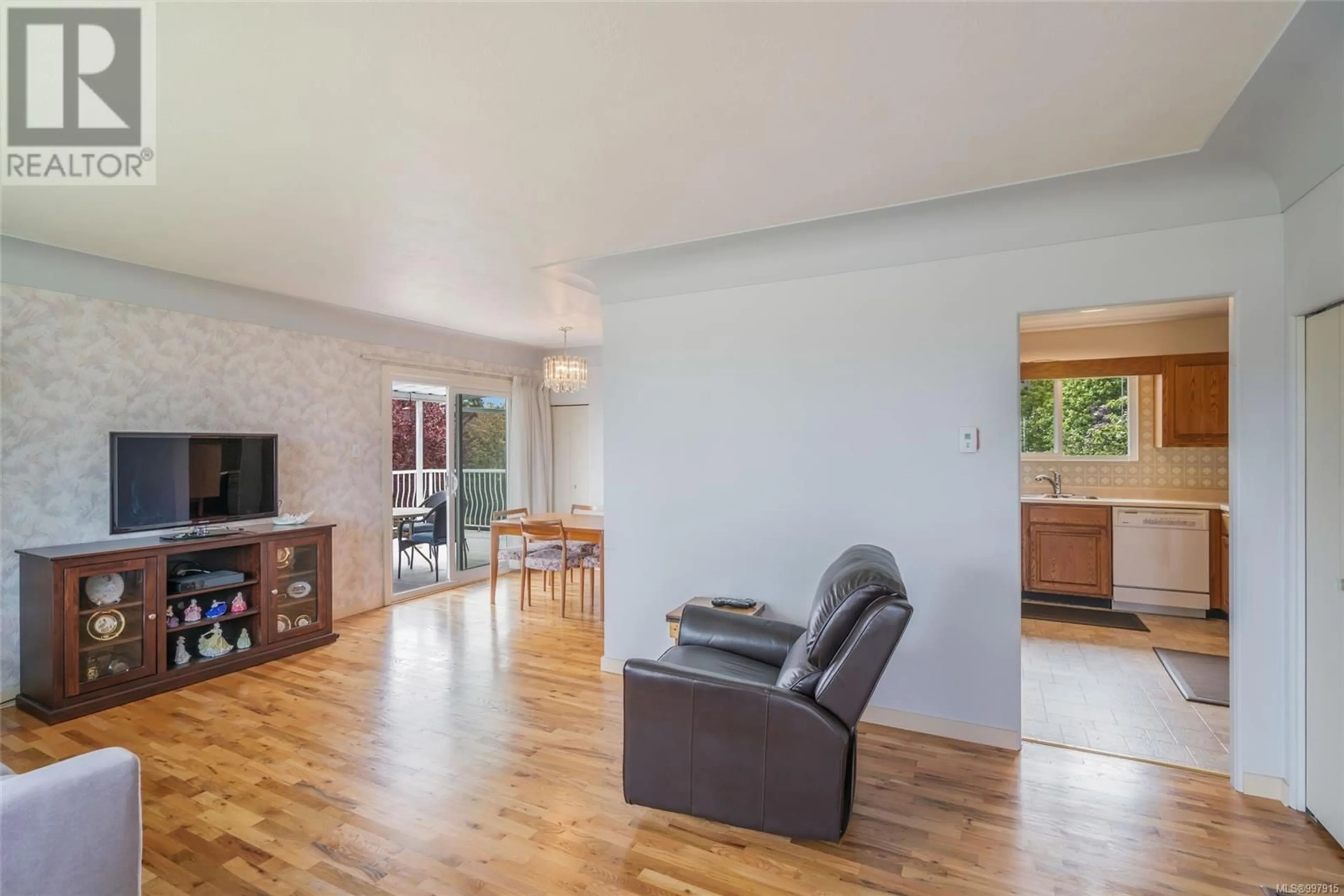 Living room with furniture, wood/laminate floor for 631 HAWKINS STREET, Nanaimo British Columbia V9S2V5