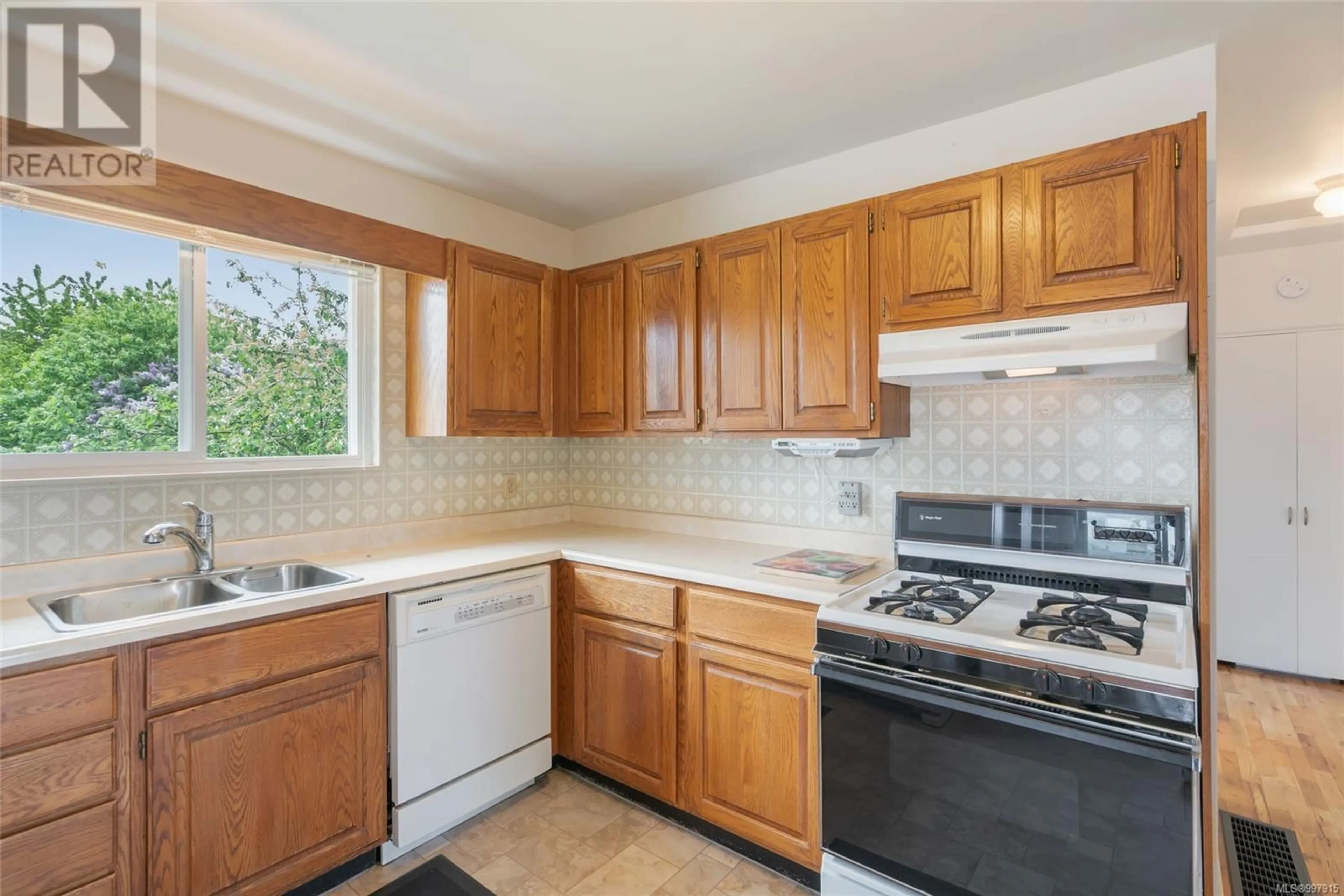 Standard kitchen, unknown for 631 HAWKINS STREET, Nanaimo British Columbia V9S2V5