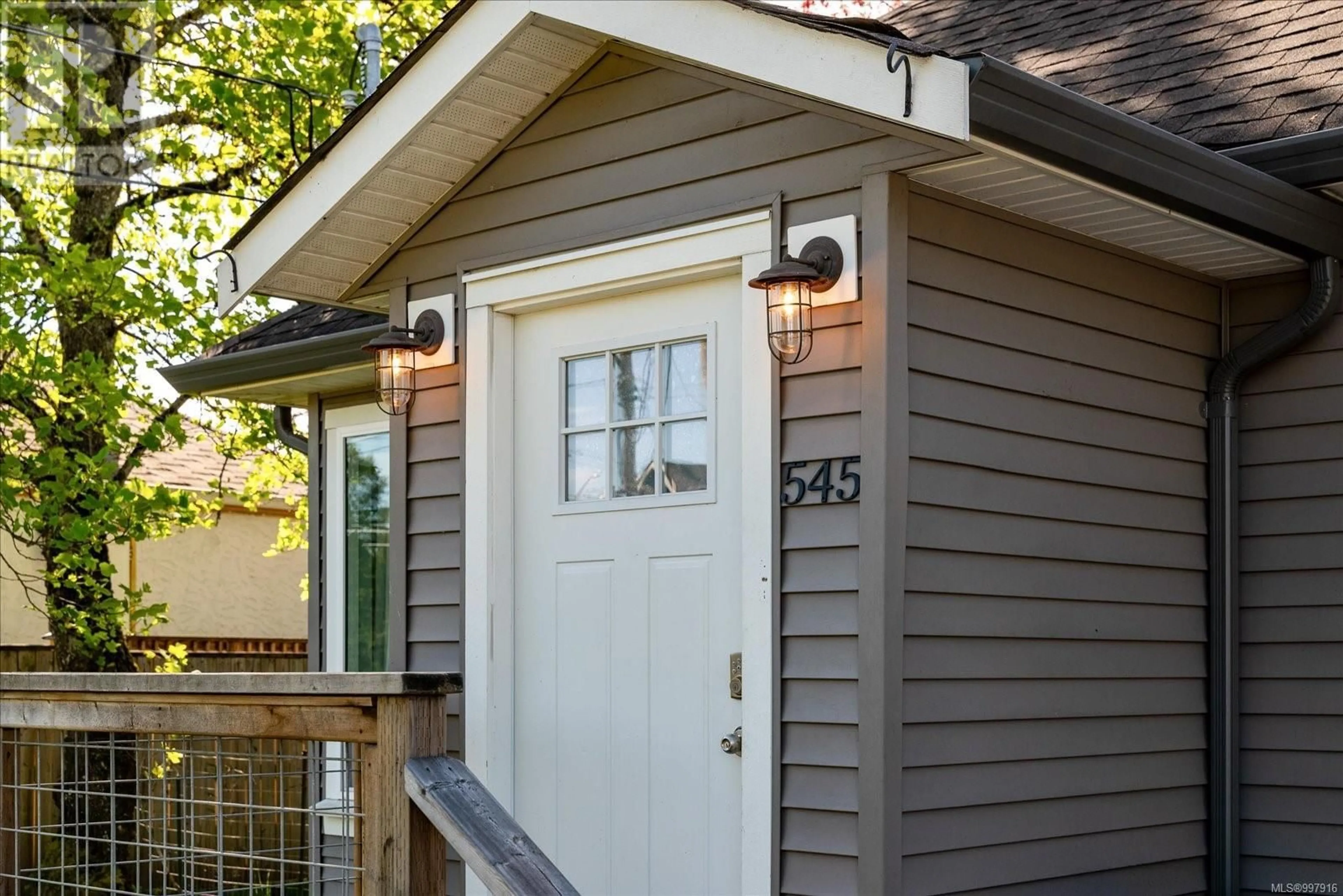Home with vinyl exterior material, street for 545 SEVENTH STREET, Nanaimo British Columbia V9R1E9