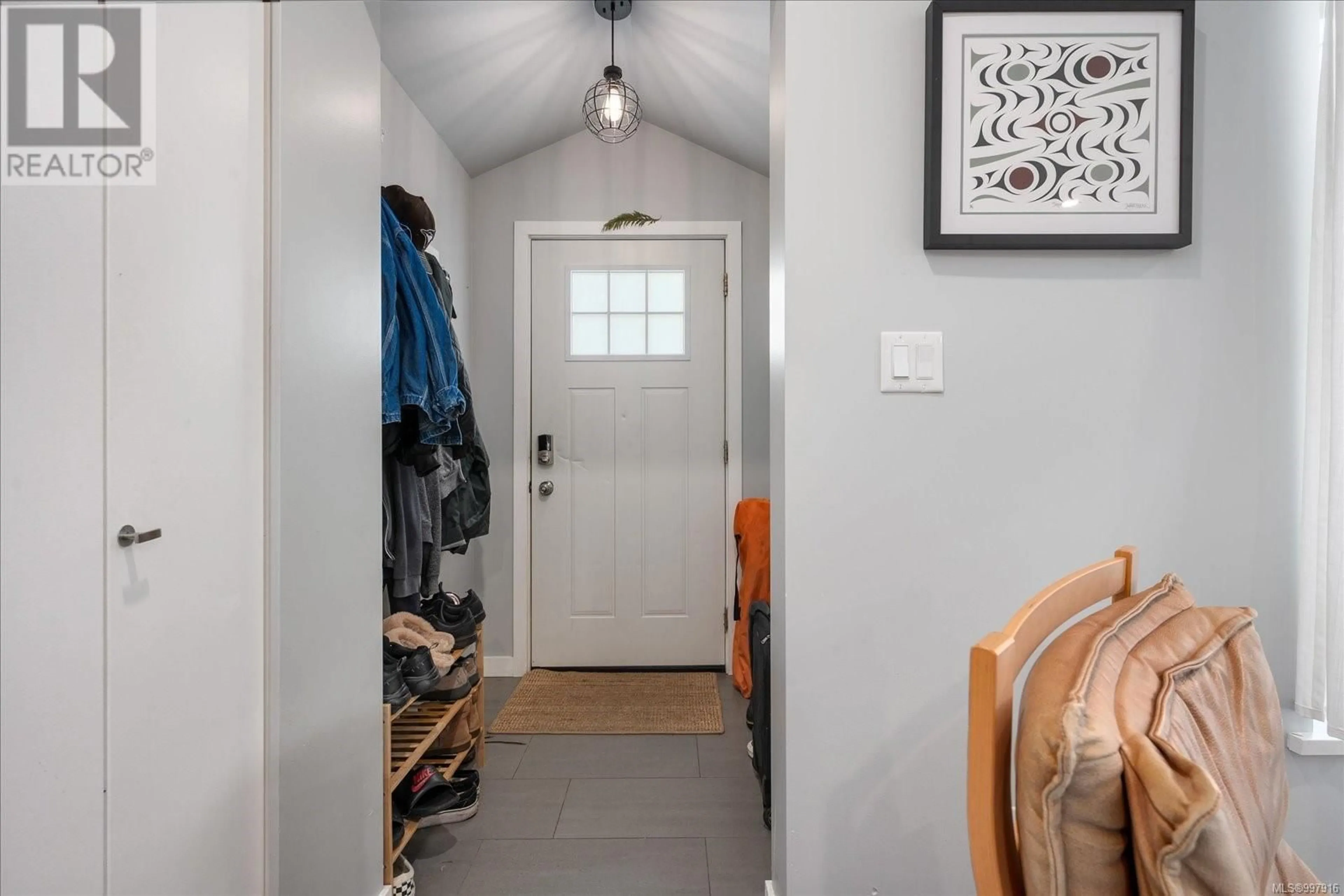 Indoor entryway for 545 SEVENTH STREET, Nanaimo British Columbia V9R1E9