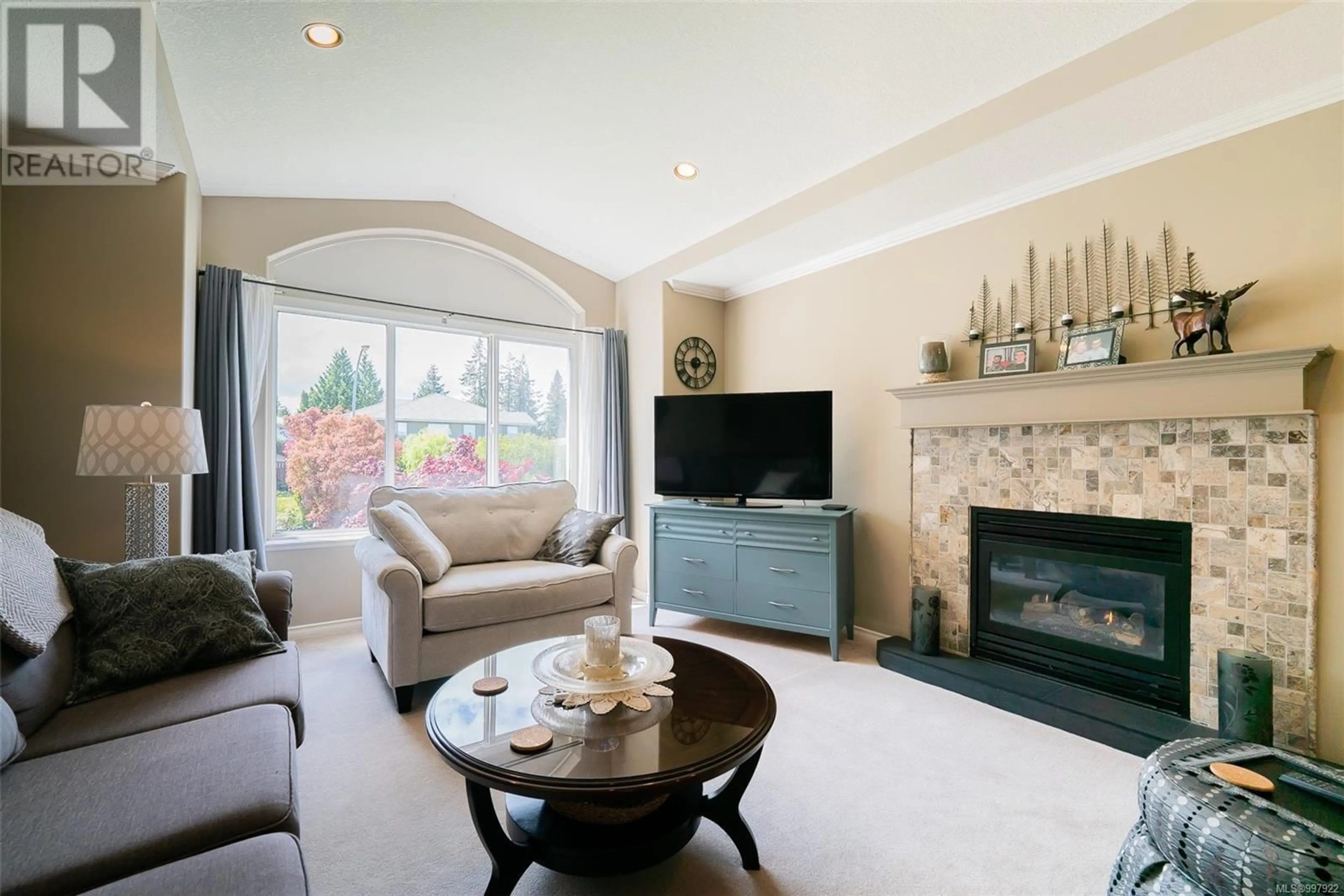 Living room with furniture, ceramic/tile floor for 5320 KENWILL DRIVE, Nanaimo British Columbia V9T5Z8