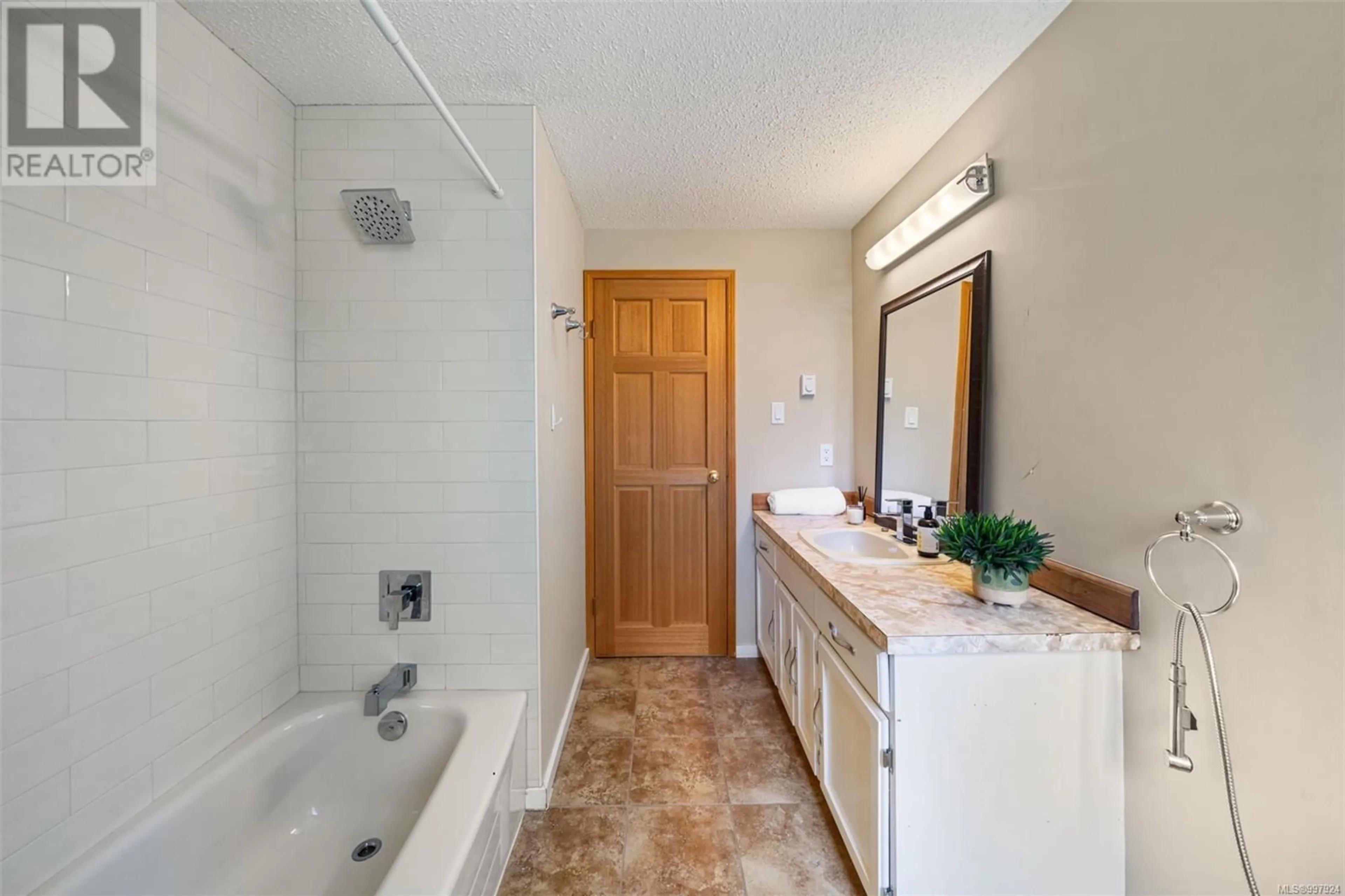 Standard bathroom, ceramic/tile floor for 3281 MCGUIRE WAY, Nanaimo British Columbia V9G1C4