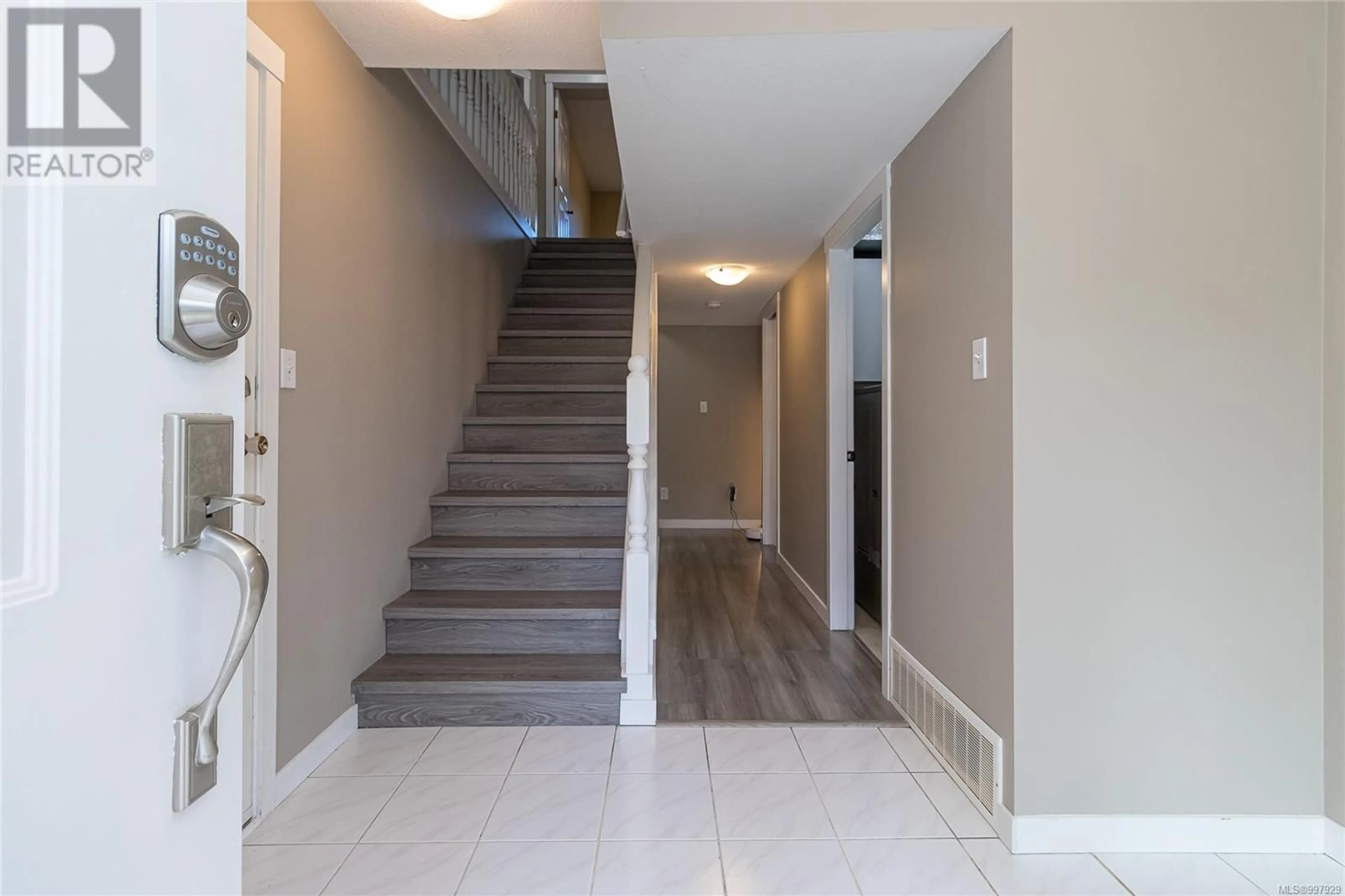 Indoor foyer for 4165 VERTE PLACE, Nanaimo British Columbia V9T5P7