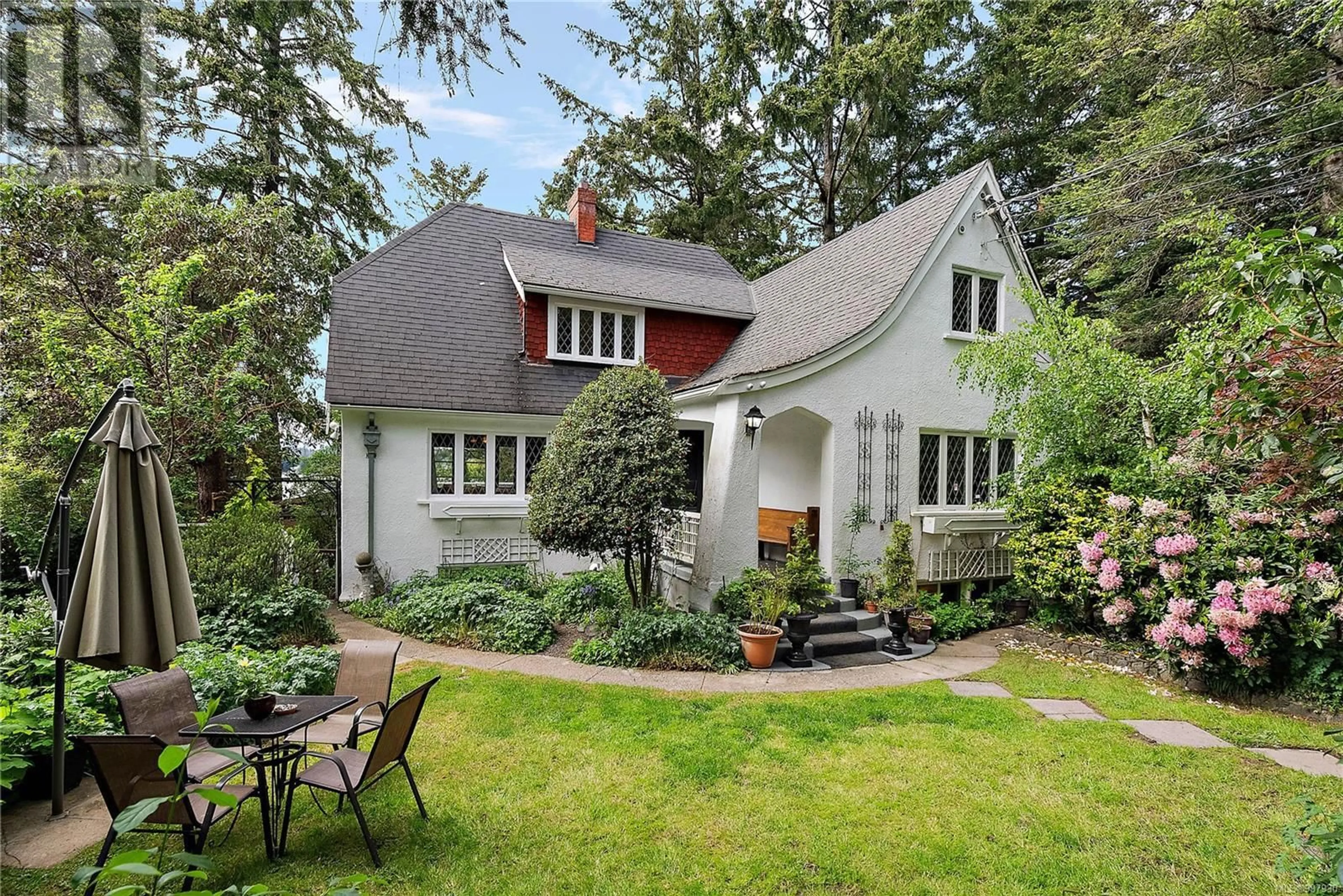 Home with vinyl exterior material, street for 3062 ADMIRALS ROAD, Saanich British Columbia V9A2R8