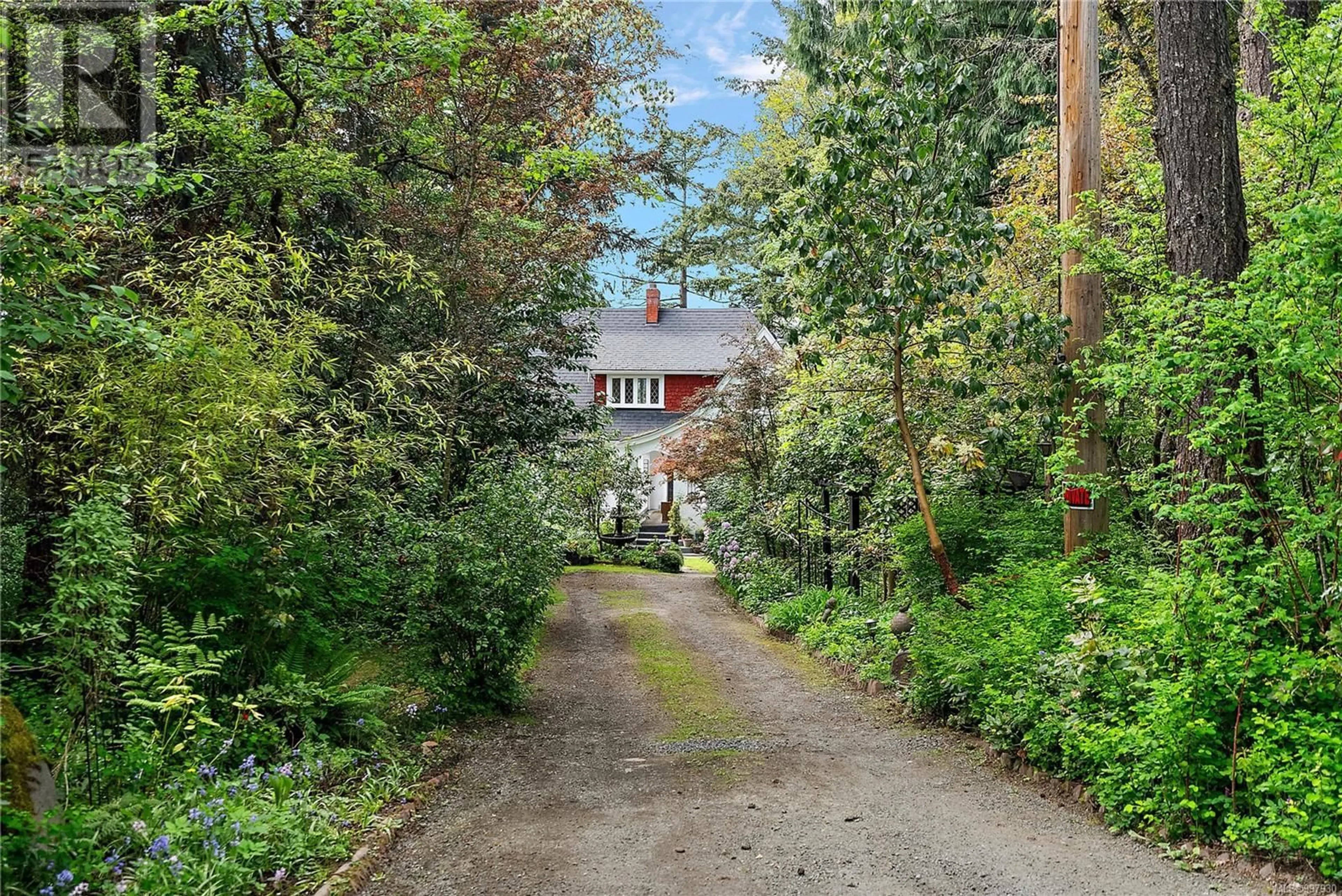 A pic from outside/outdoor area/front of a property/back of a property/a pic from drone, street for 3062 ADMIRALS ROAD, Saanich British Columbia V9A2R8