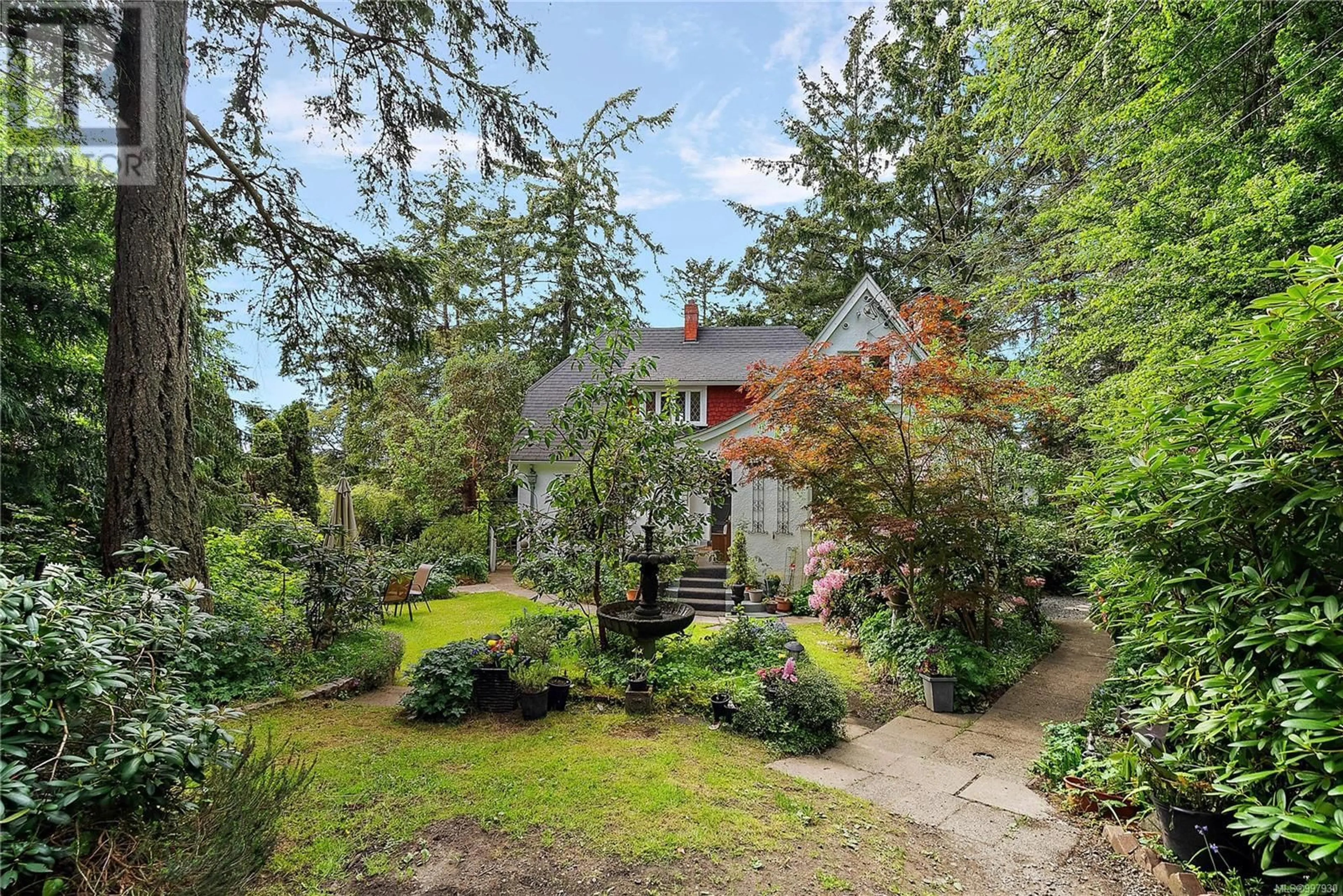 A pic from outside/outdoor area/front of a property/back of a property/a pic from drone, street for 3062 ADMIRALS ROAD, Saanich British Columbia V9A2R8