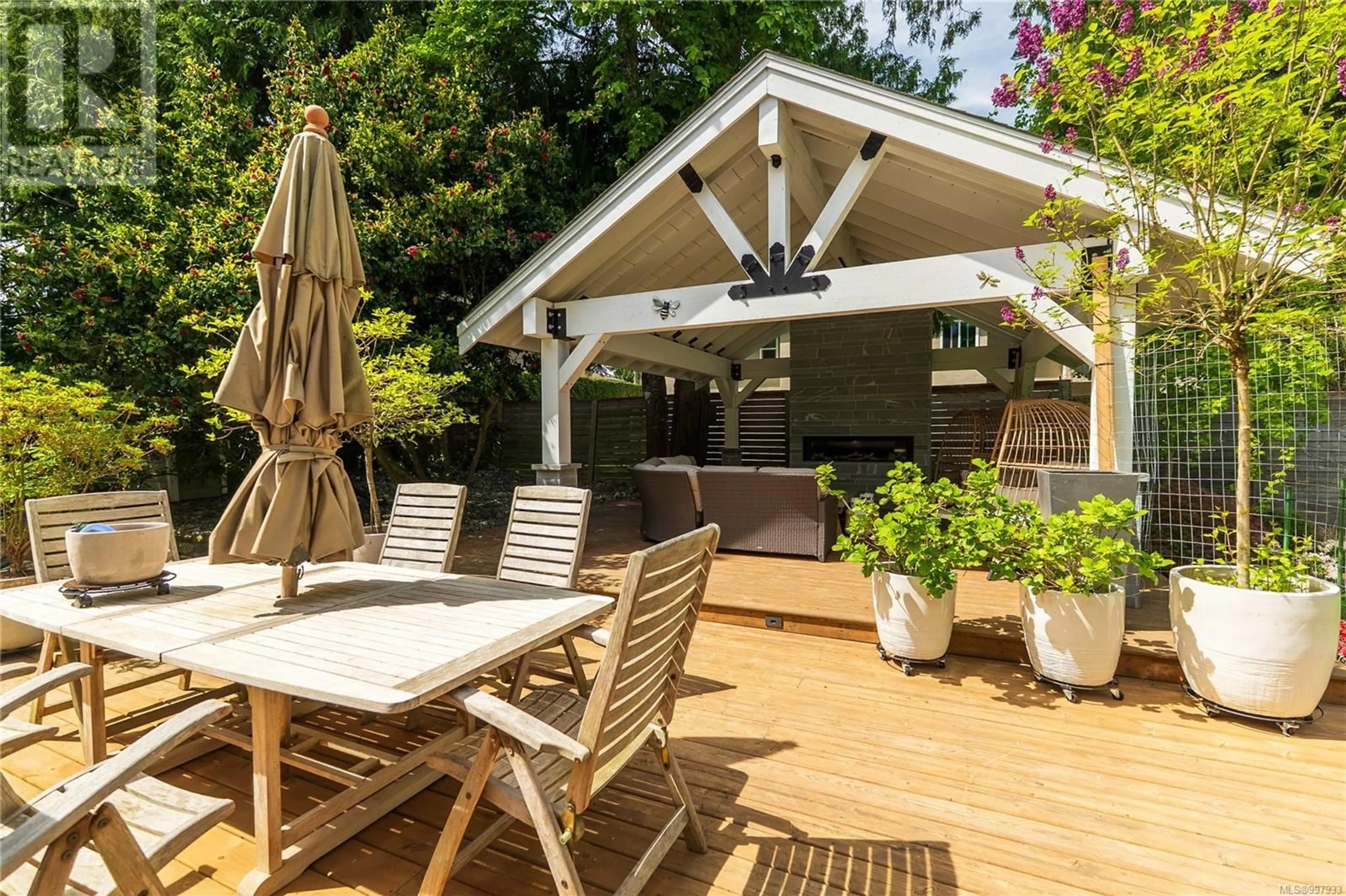 Patio, street for 5058 WESLEY ROAD, Saanich British Columbia V8Y1Z4