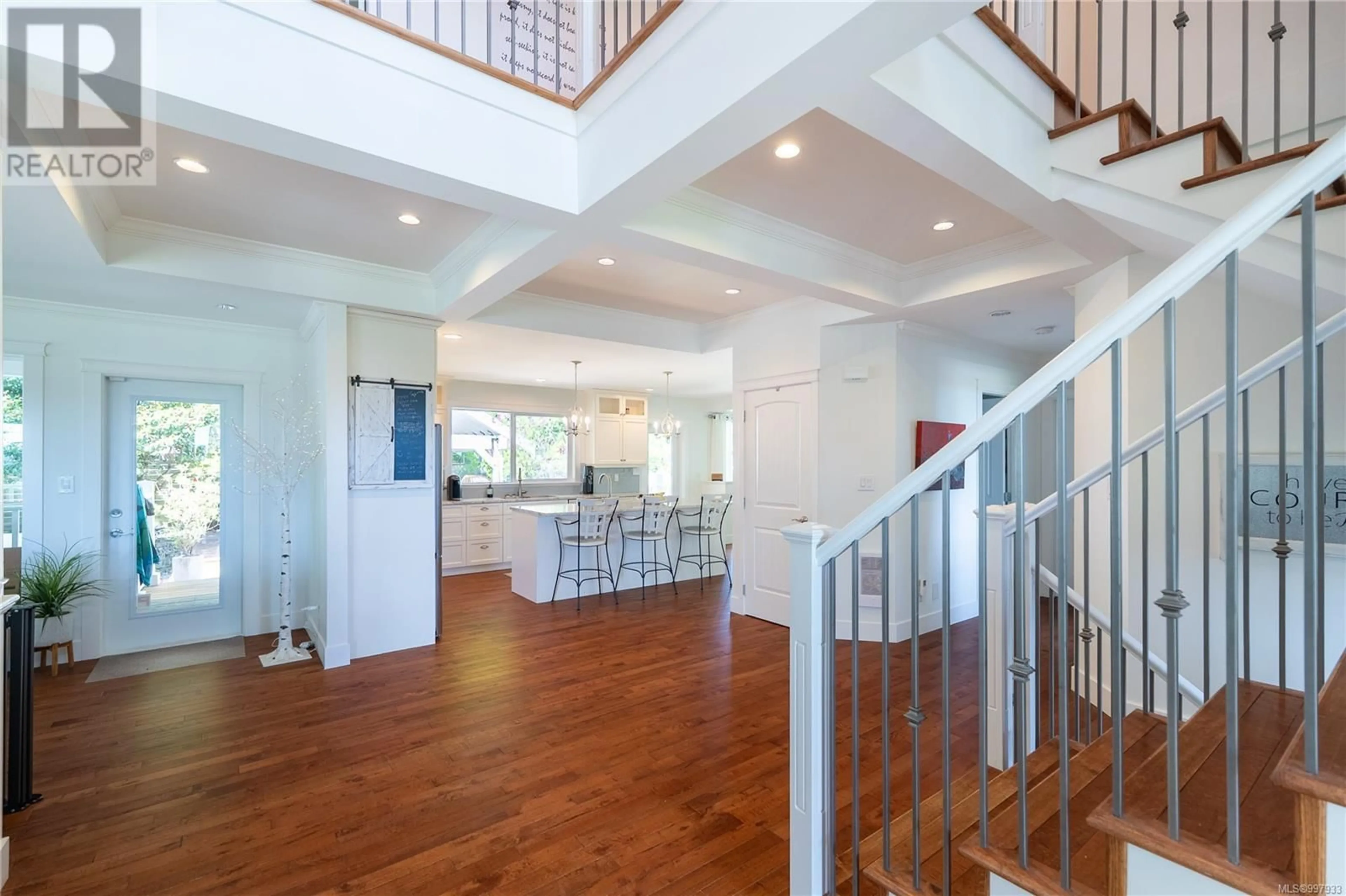 Indoor foyer for 5058 WESLEY ROAD, Saanich British Columbia V8Y1Z4
