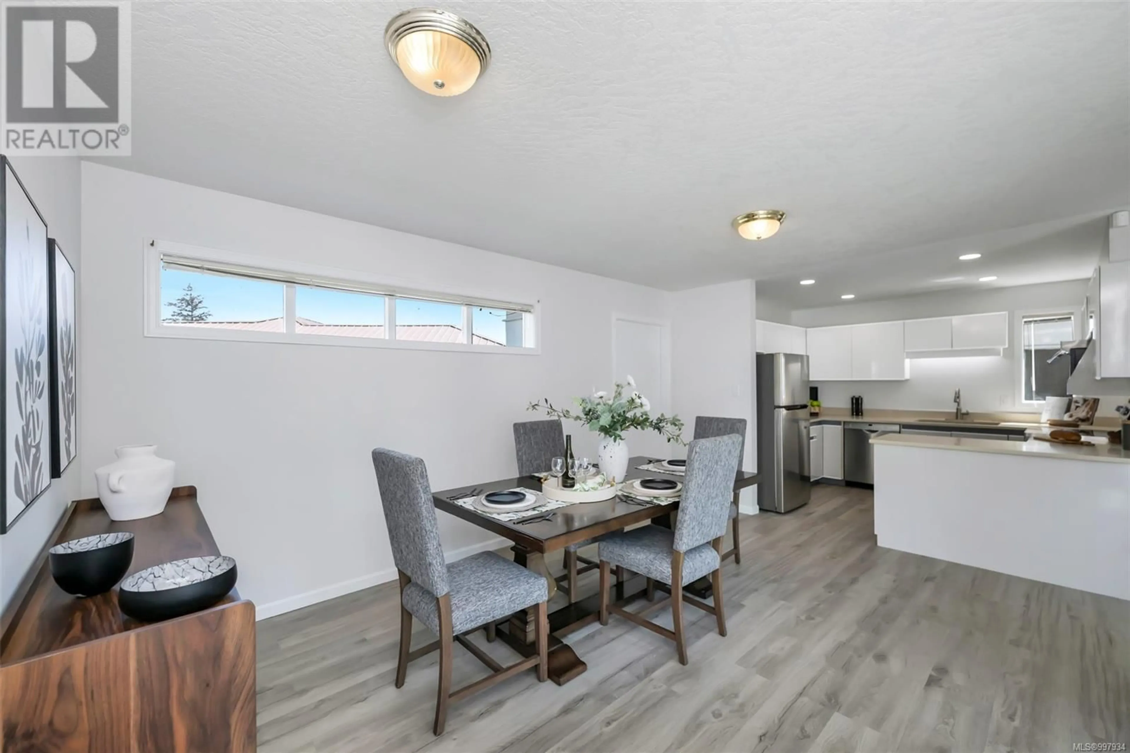 Dining room, wood/laminate floor for 4216 WAKEFIELD PLACE, Saanich British Columbia V8N6E5