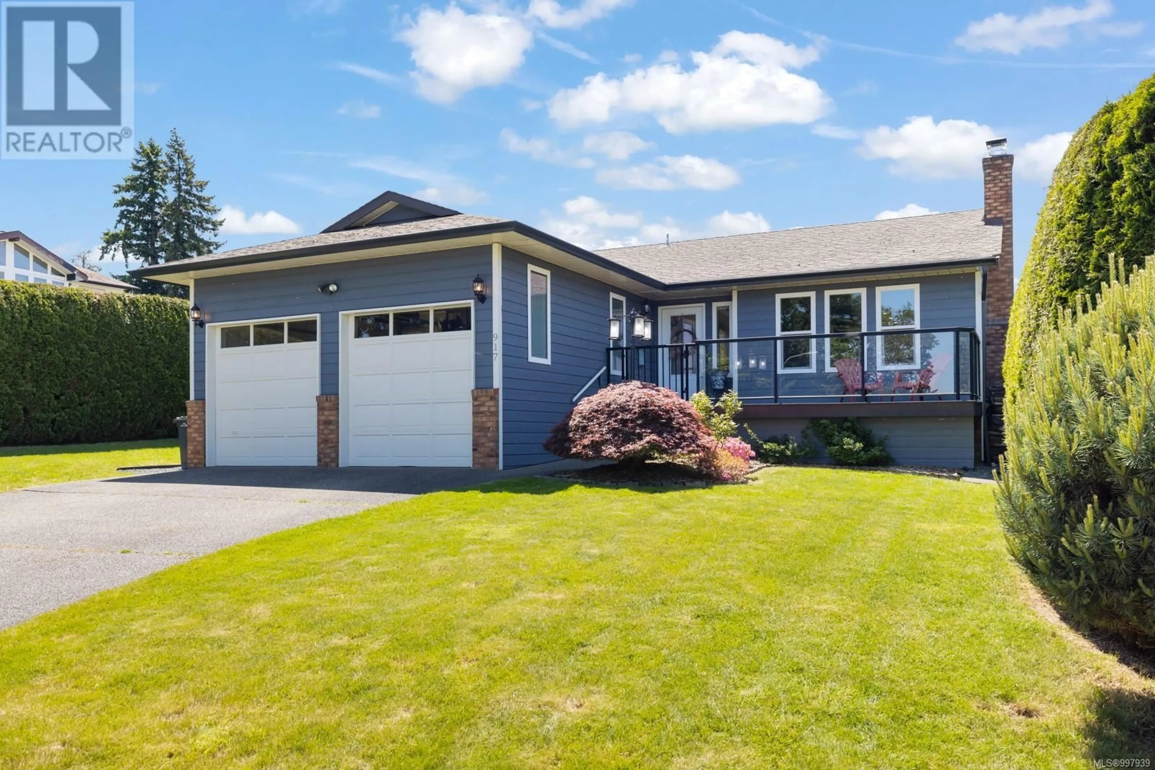 Home with vinyl exterior material, street for 917 MESHER PLACE, Esquimalt British Columbia V9A6Z1