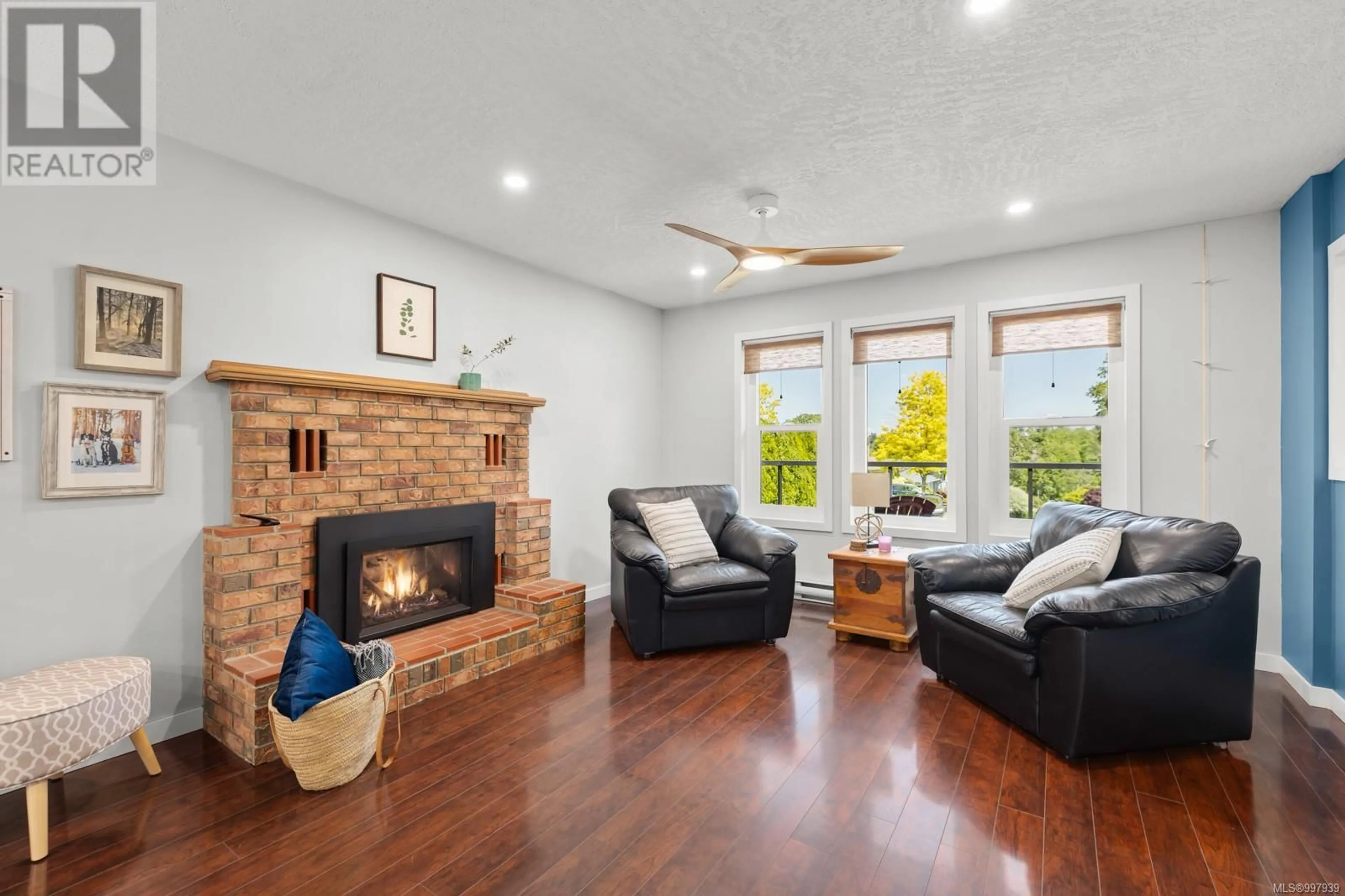 Living room with furniture, unknown for 917 MESHER PLACE, Esquimalt British Columbia V9A6Z1