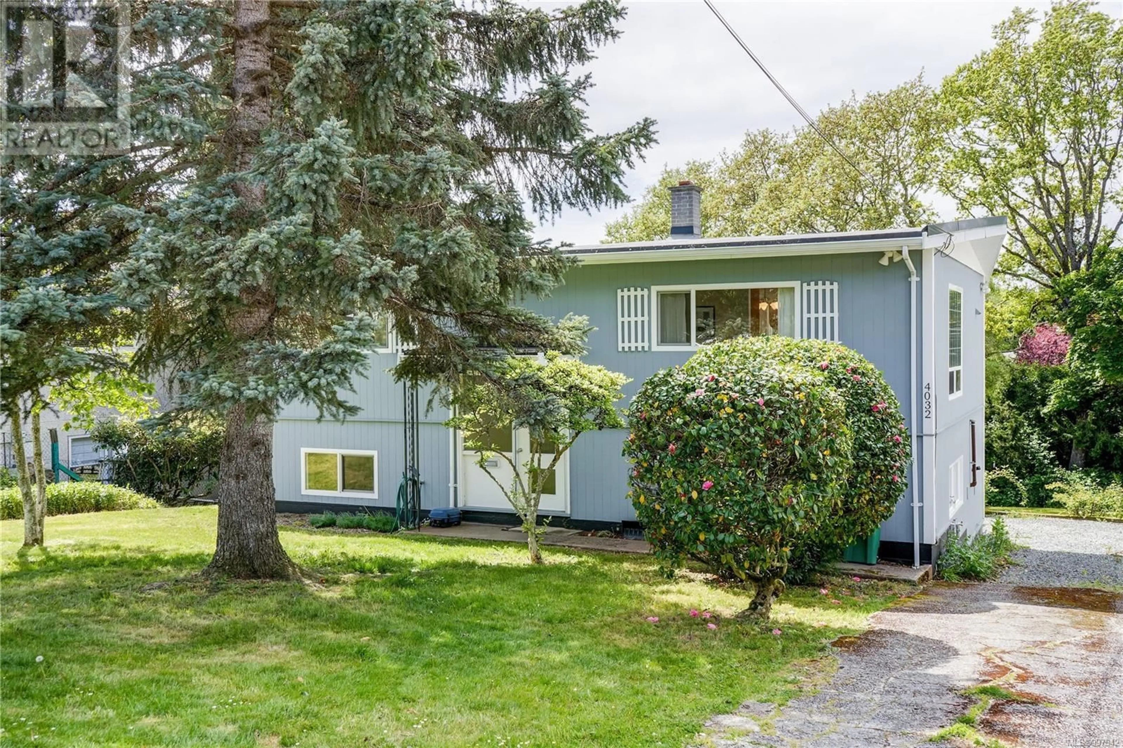 Home with vinyl exterior material, street for 4032 MCLELLAN STREET, Saanich British Columbia V8Z3Y4