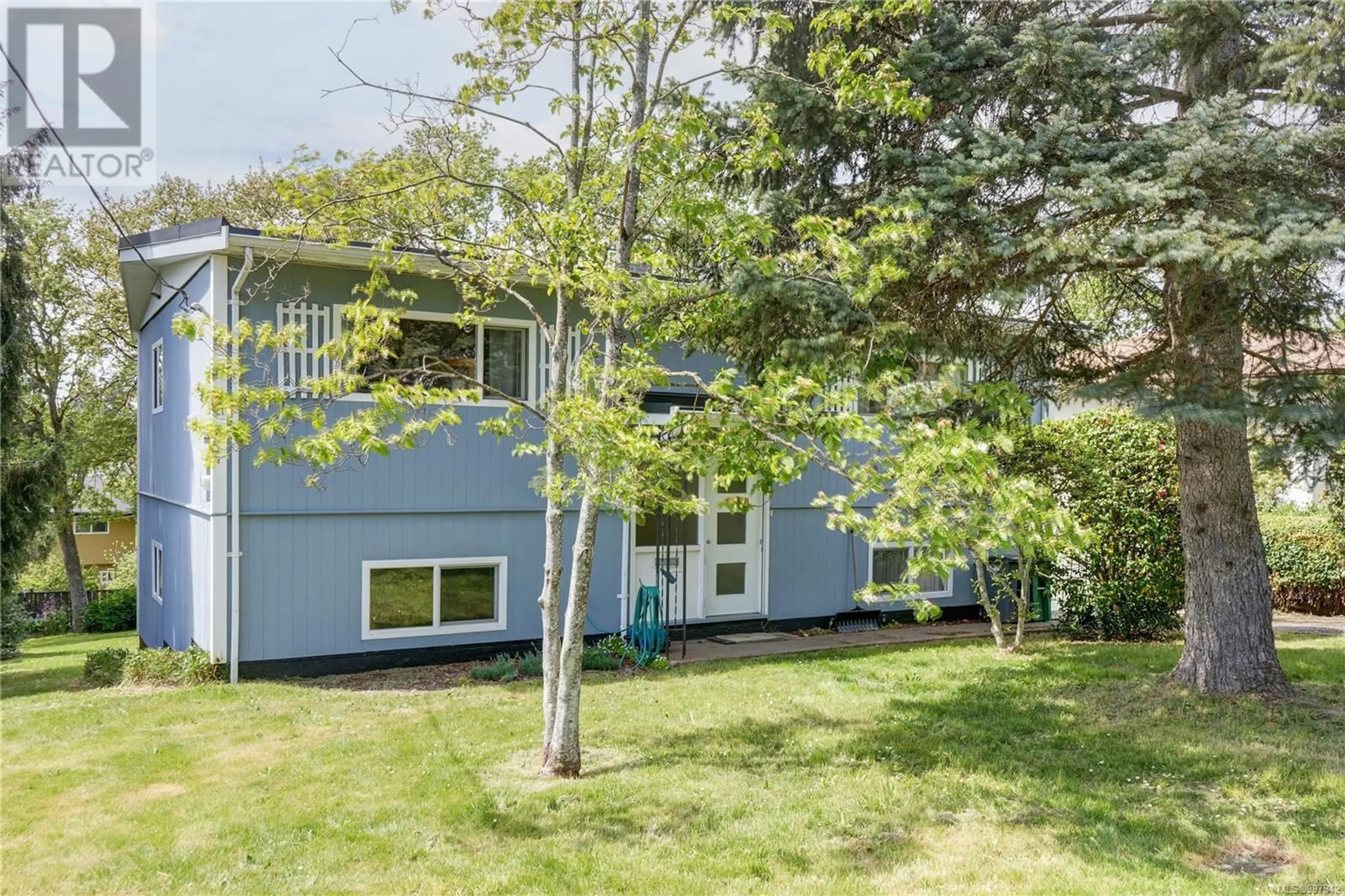 A pic from outside/outdoor area/front of a property/back of a property/a pic from drone, unknown for 4032 MCLELLAN STREET, Saanich British Columbia V8Z3Y4
