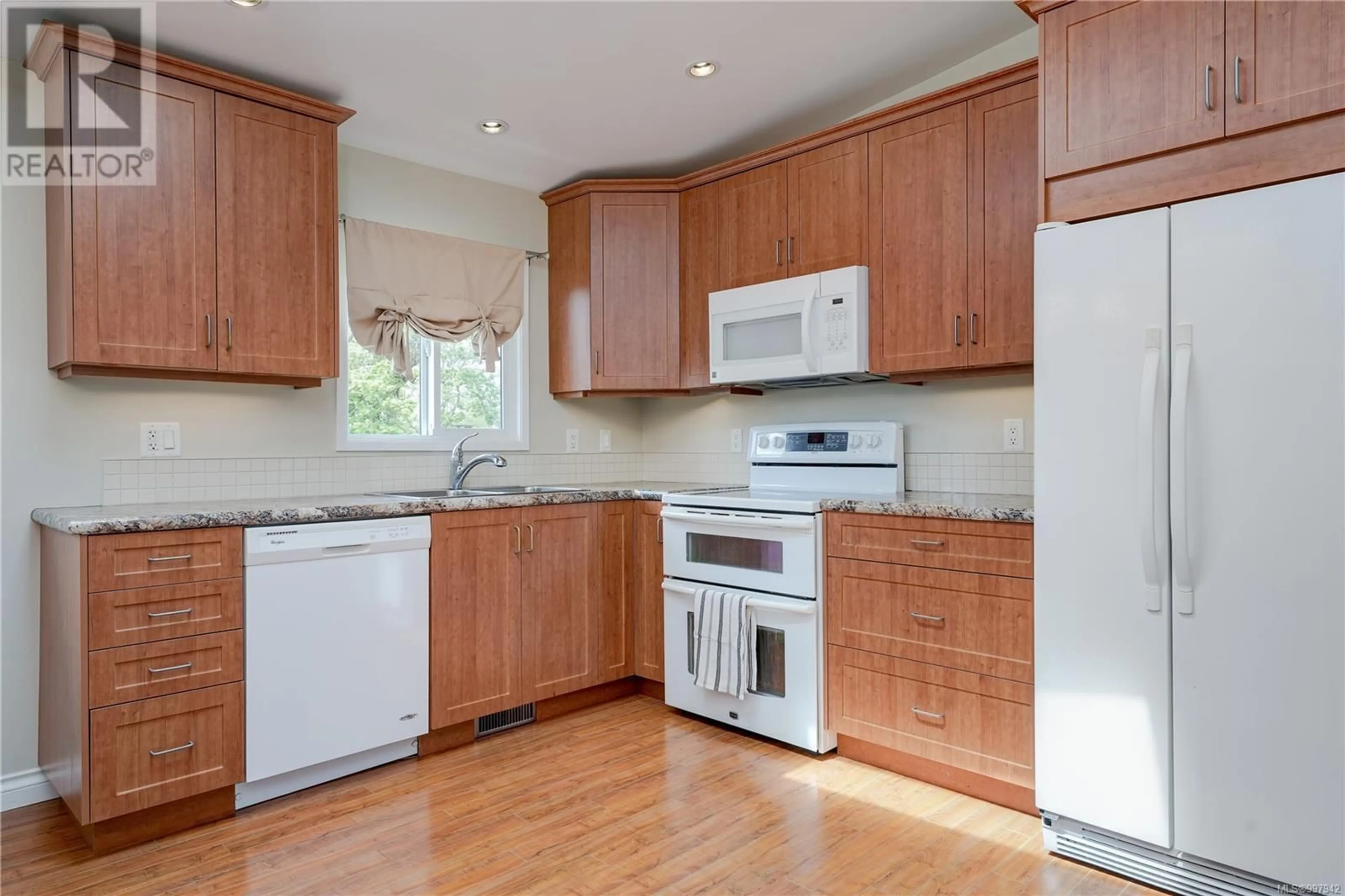 Standard kitchen, wood/laminate floor for 4032 MCLELLAN STREET, Saanich British Columbia V8Z3Y4