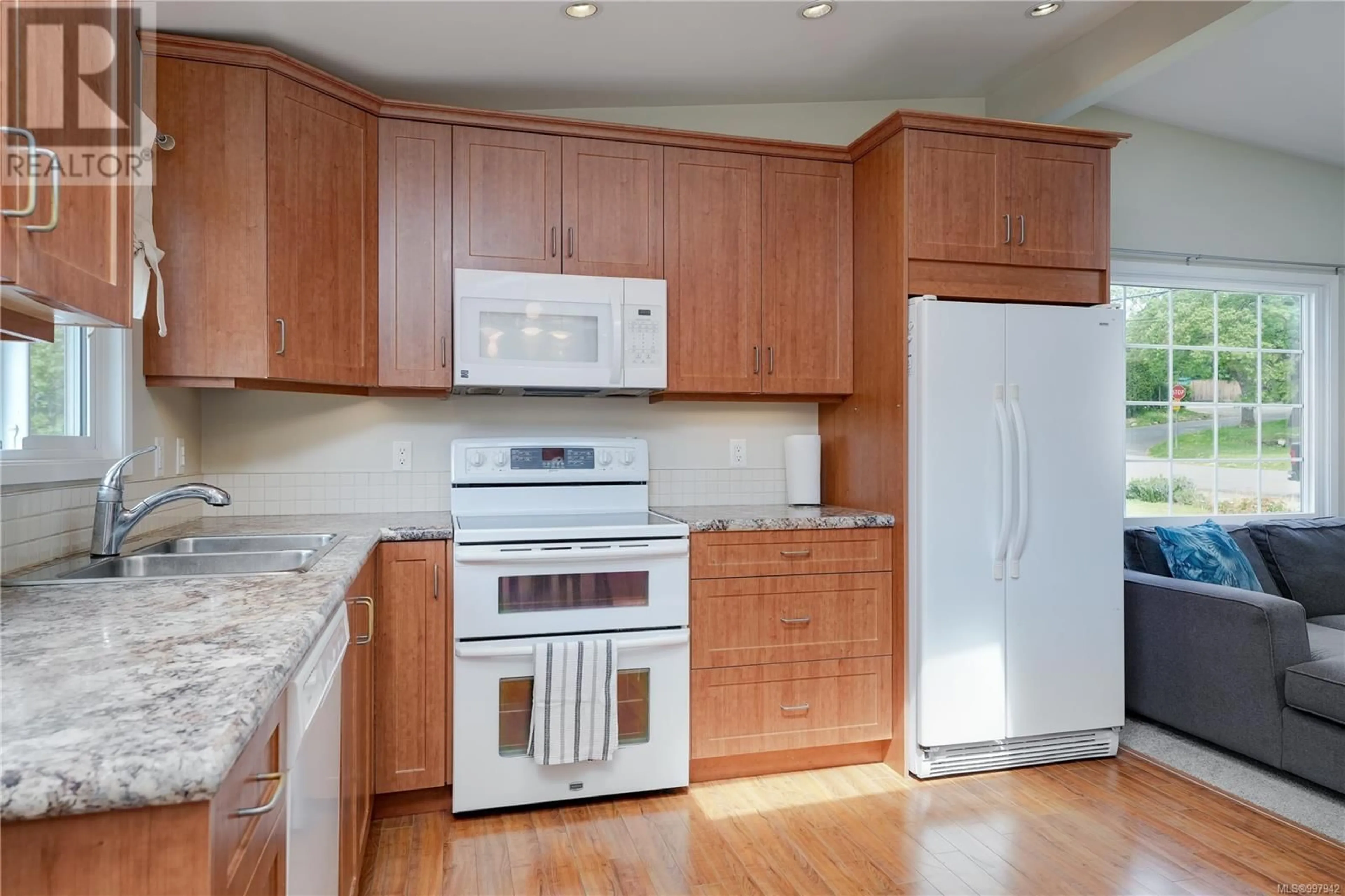 Standard kitchen, wood/laminate floor for 4032 MCLELLAN STREET, Saanich British Columbia V8Z3Y4
