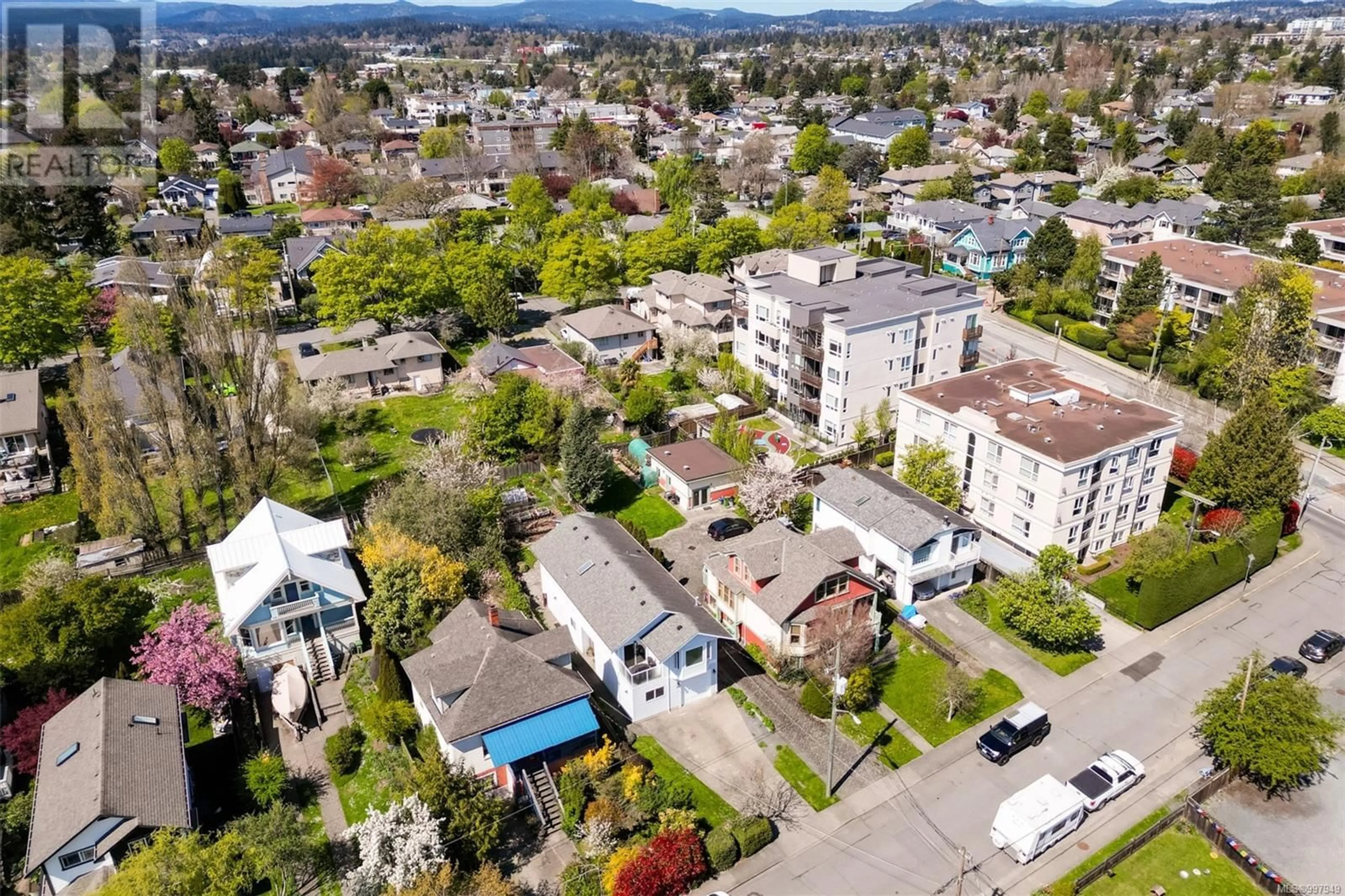 A pic from outside/outdoor area/front of a property/back of a property/a pic from drone, street for 3164 CARROLL STREET, Victoria British Columbia V9A1R2
