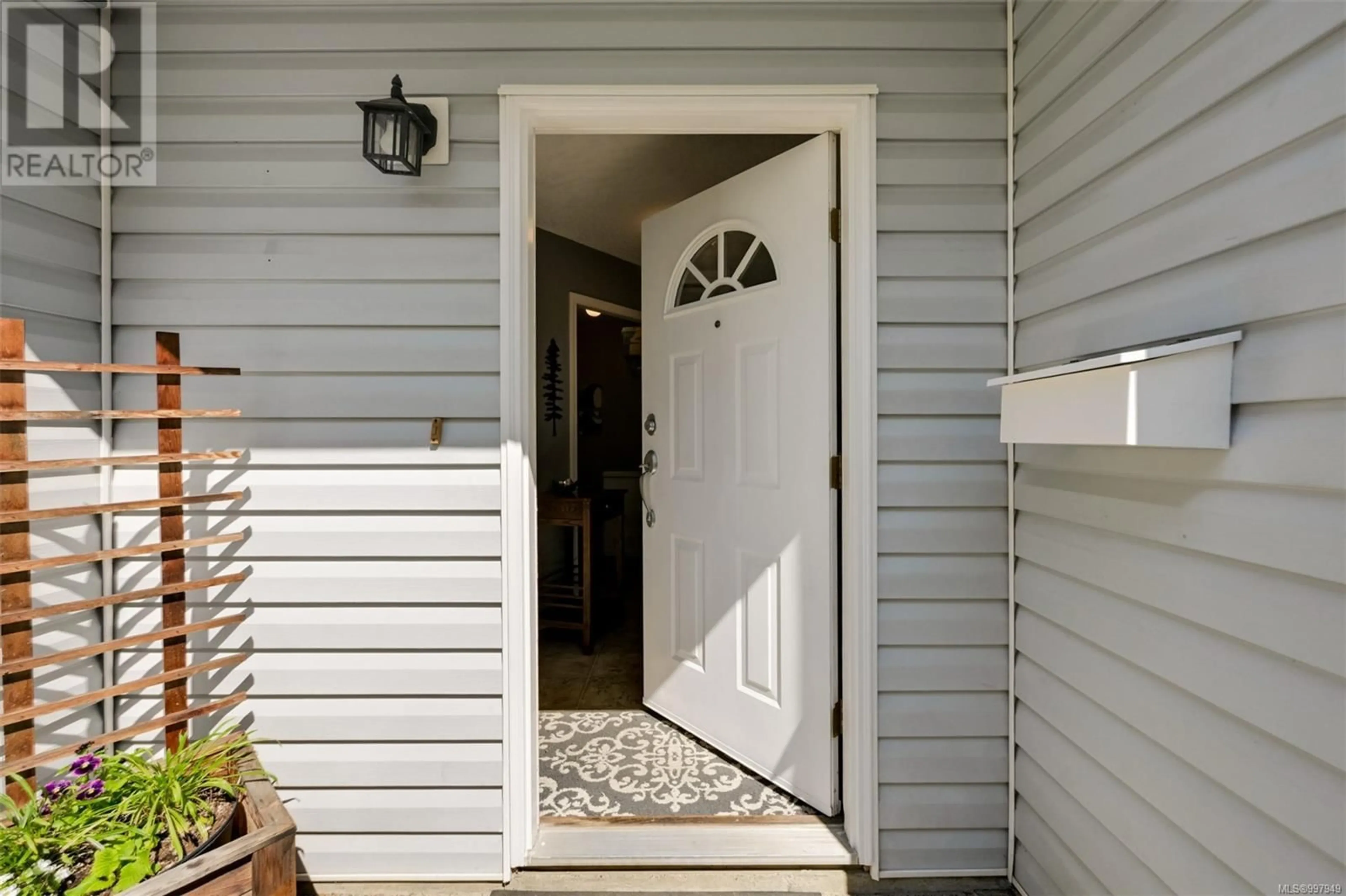Indoor entryway for 3164 CARROLL STREET, Victoria British Columbia V9A1R2