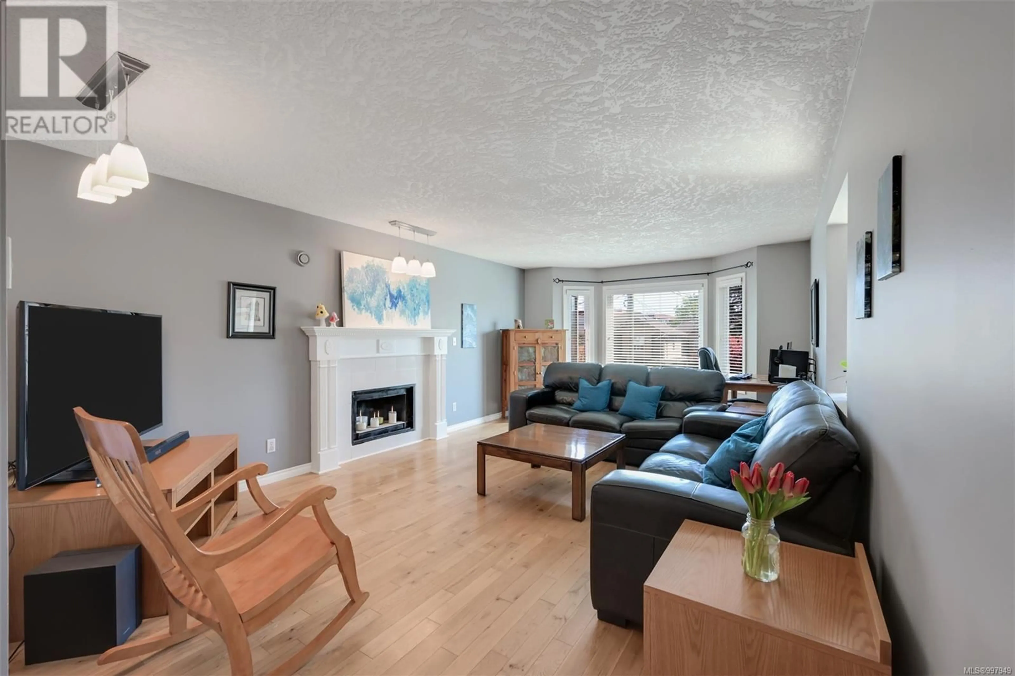 Living room with furniture, wood/laminate floor for 3164 CARROLL STREET, Victoria British Columbia V9A1R2