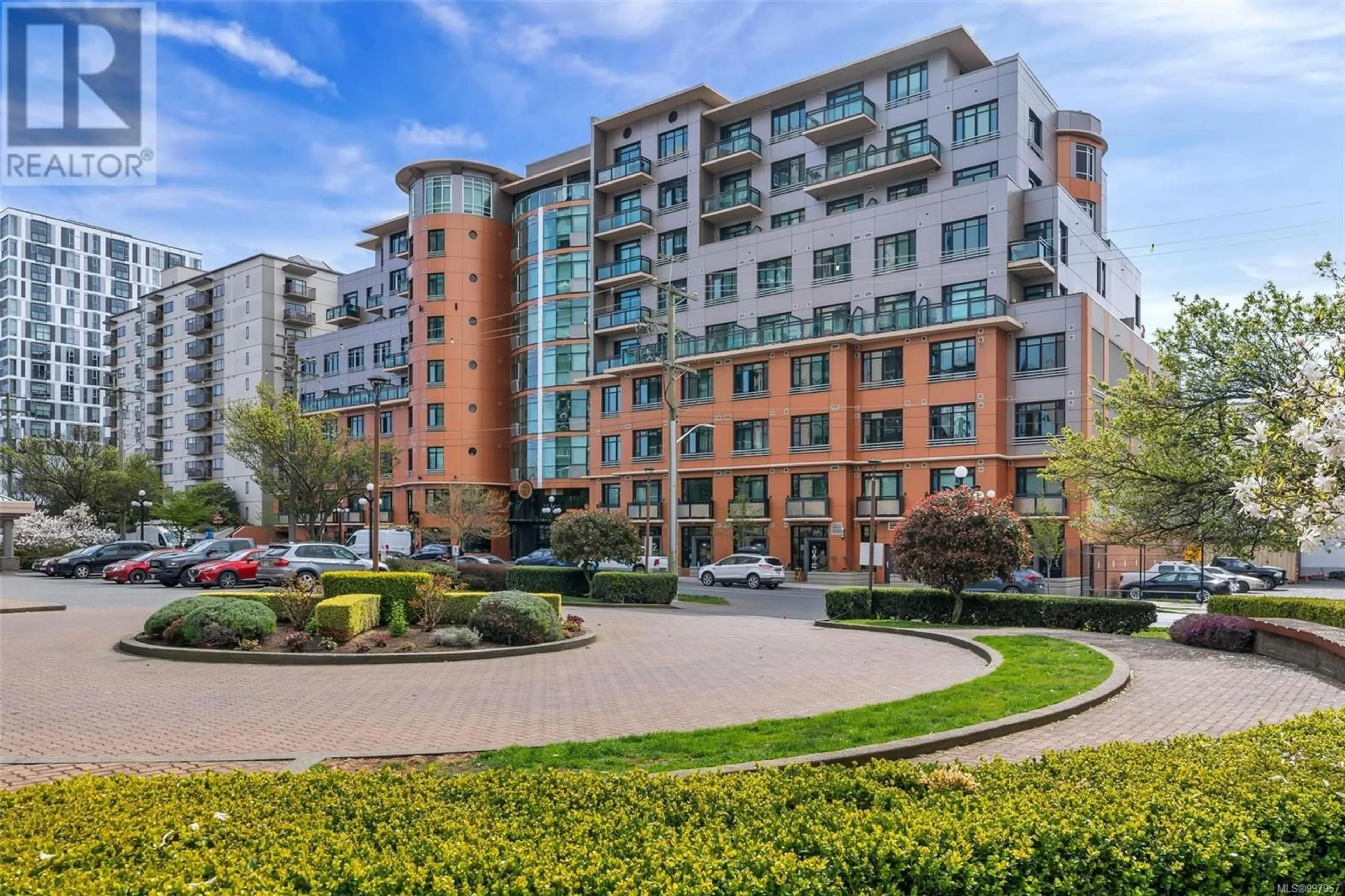 A pic from outside/outdoor area/front of a property/back of a property/a pic from drone, unknown for 628 - 1029 VIEW STREET, Victoria British Columbia V8V0C9