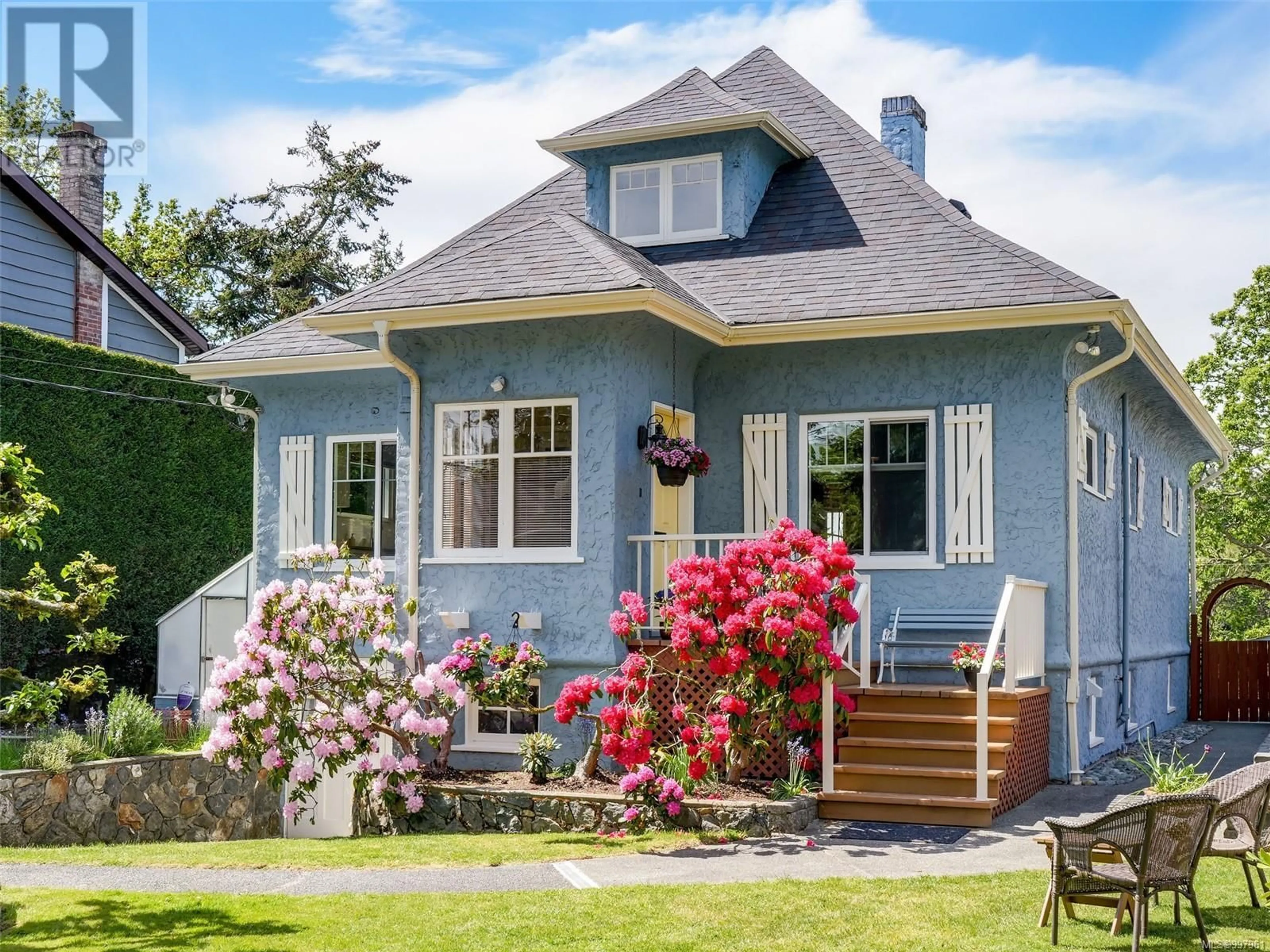 Home with vinyl exterior material, street for 2886 GLENWOOD ROAD, Saanich British Columbia V9A2S2