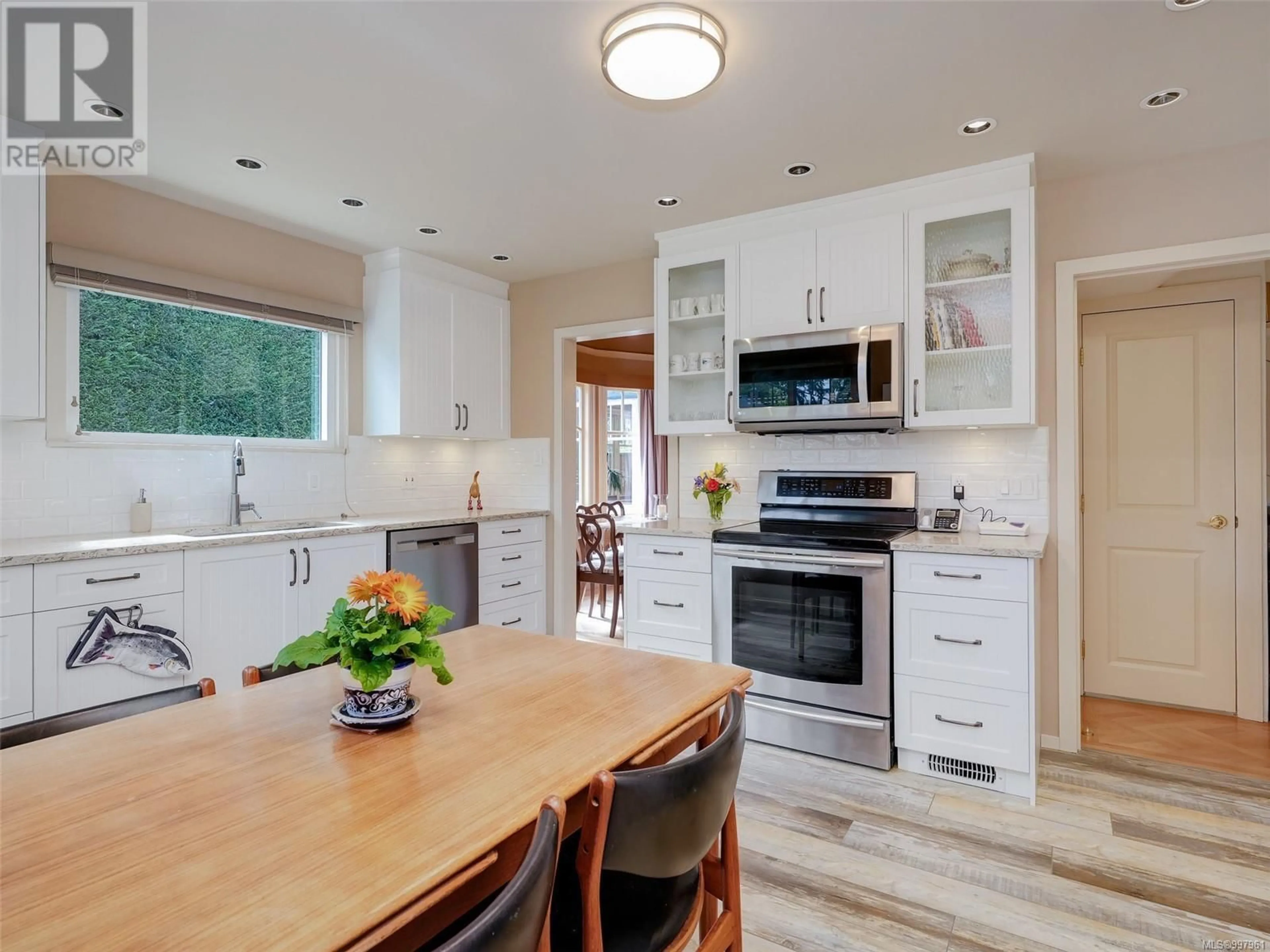 Open concept kitchen, unknown for 2886 GLENWOOD AVENUE, Saanich British Columbia V9A2S2