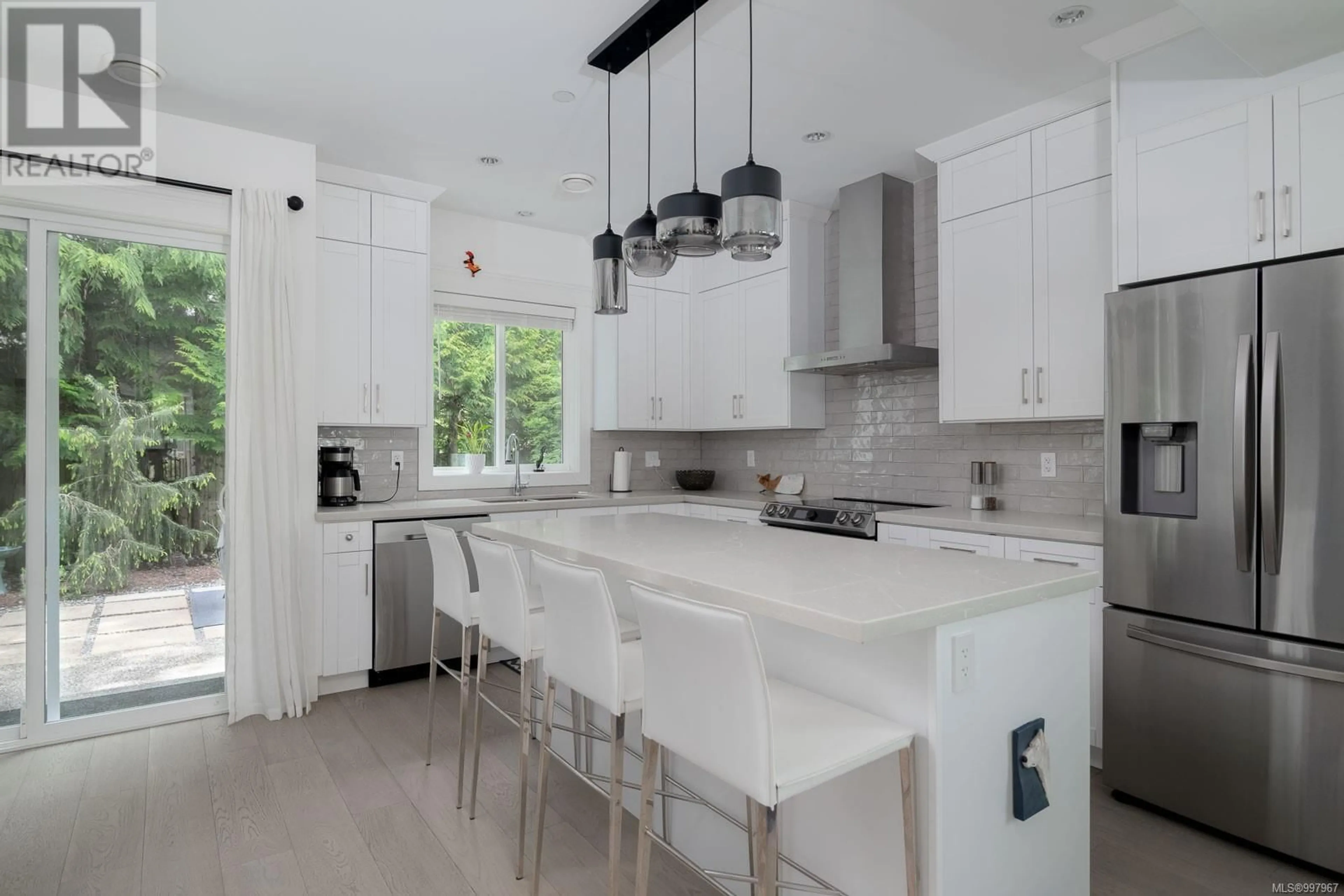 Contemporary kitchen, ceramic/tile floor for 112 - 5160 HAMMOND BAY ROAD, Nanaimo British Columbia V9T5B5