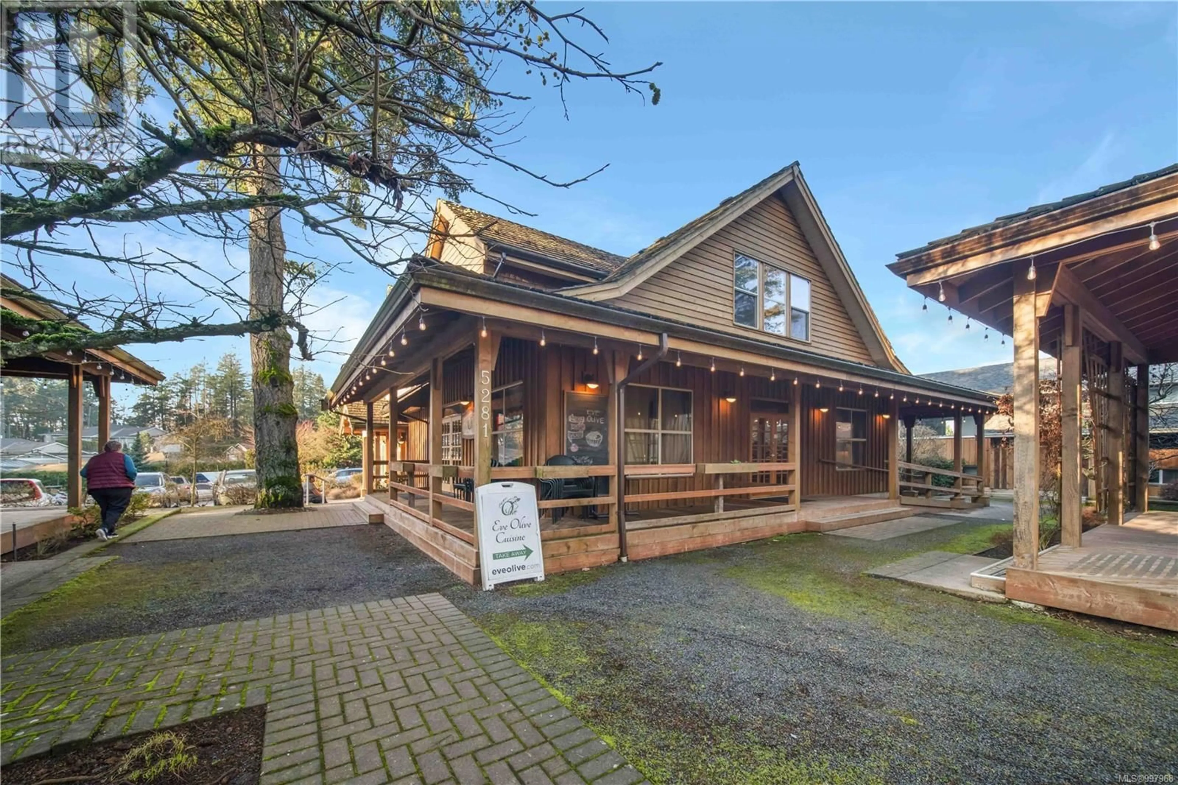 Patio, building for 102 - 5281 RUTHERFORD ROAD, Nanaimo British Columbia V9T5N9
