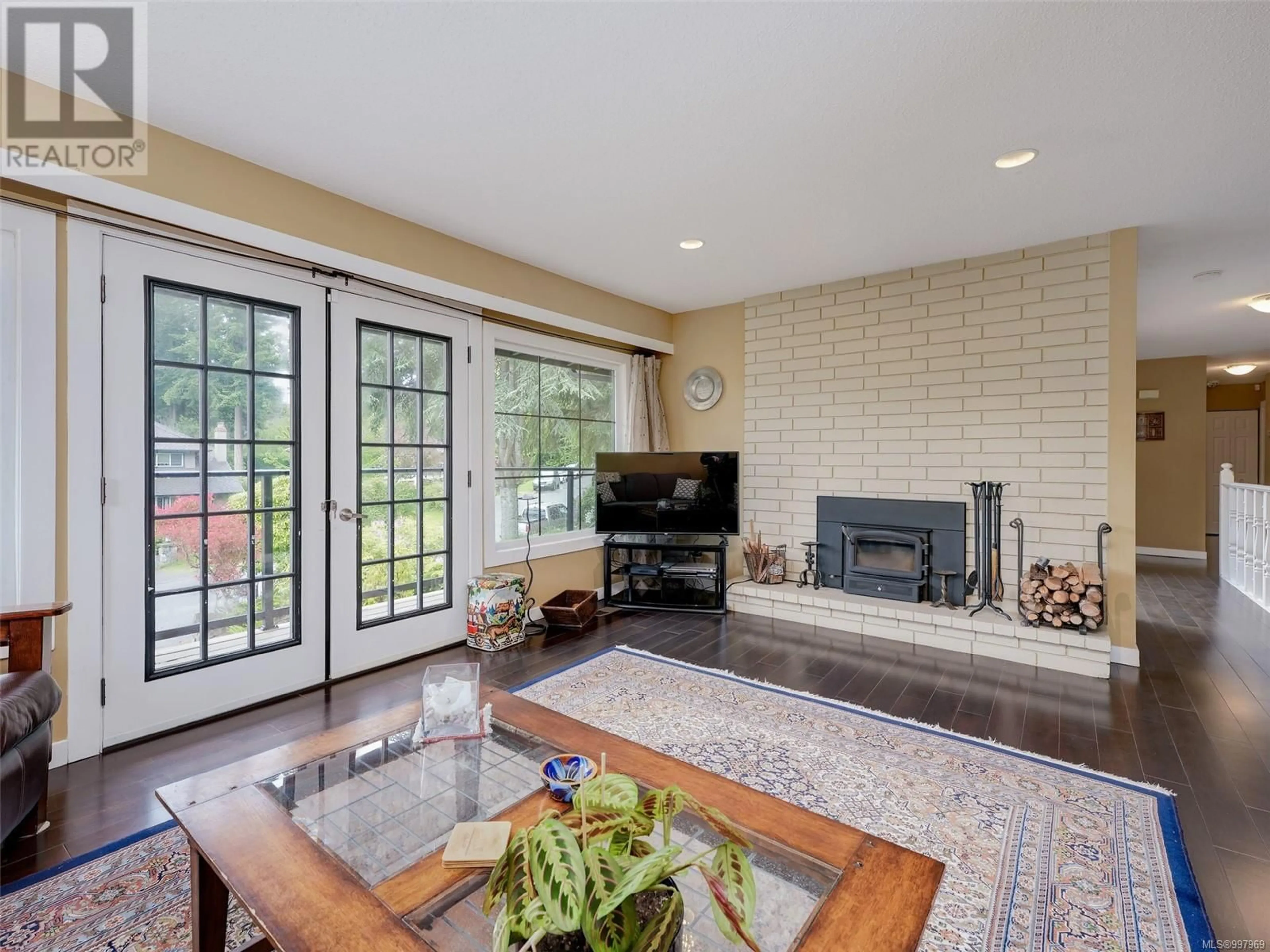 Living room with furniture, ceramic/tile floor for 4590 SEAWOOD TERRACE, Saanich British Columbia V8N3W2