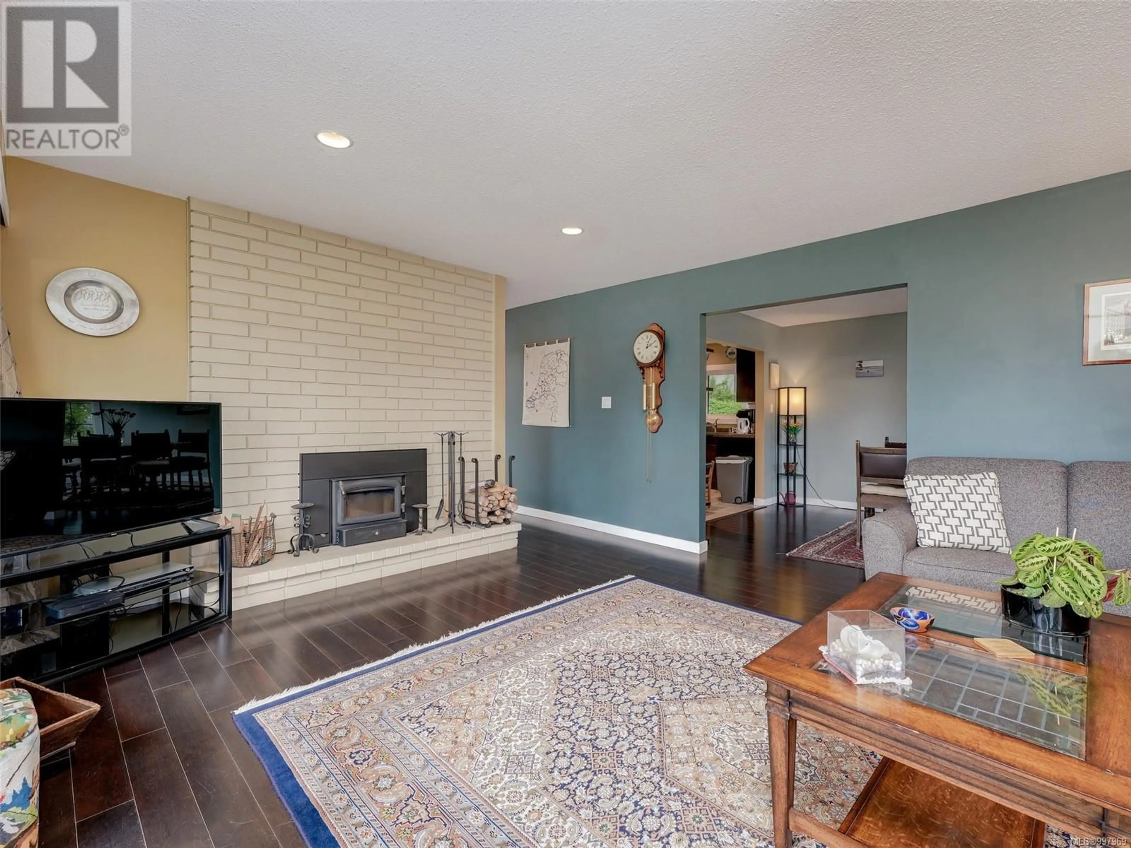 Living room with furniture, unknown for 4590 SEAWOOD TERRACE, Saanich British Columbia V8N3W2