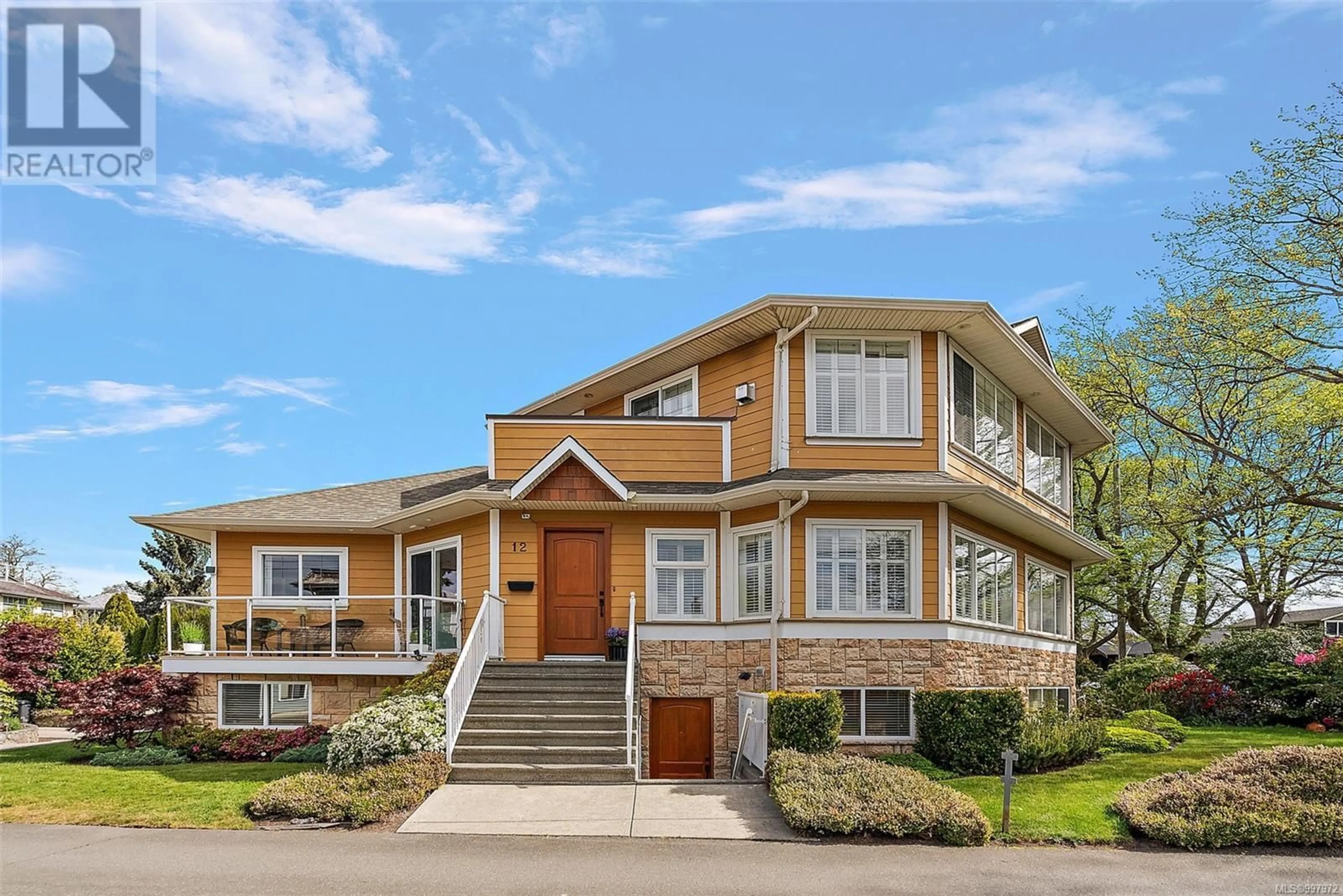 Home with vinyl exterior material, street for 12 PILOT STREET, Victoria British Columbia V8V2A4