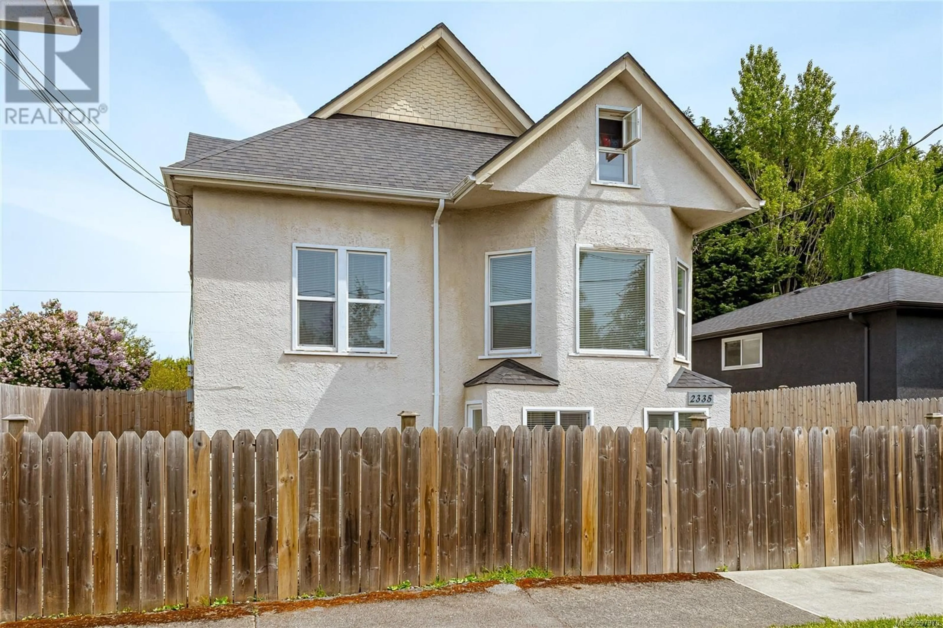 Home with vinyl exterior material, street for 2335 HOWARD STREET, Victoria British Columbia V8R4K8